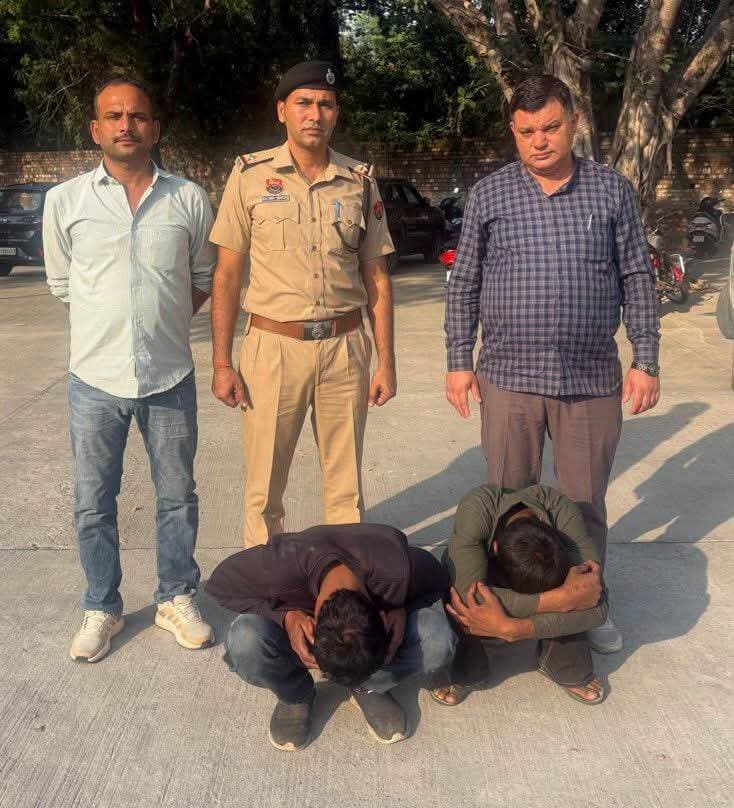 चोरी के मामले में सीआईए-मुलाना पुलिस की बड़ी सफलता: हिस्ट्री शीटर सहित दो शातिर आरोपी गिरफ्तार, भेजे जेल,
आरोपियों के कब्ज़े से चोरीशुदा एलईडी टीवी एवं मोबाइल फोन बरामद,
गिरफ्तार आरोपी दलेर पर पहले से दर्ज हैं 19 मामले, थाना शाहबाद का है हिस्ट्री शीटर,
जिला अम्बाला पुलिस द्वारा चोरी एवं संपत्ति सम्बंधी अपराधों पर अंकुश लगाने के लिए चलाए जा रहे विशेष अभियान के तहत सीआईए-मुलाना की टीम को एक बड़ी सफलता हासिल हुई है। पुलिस टीम ने तत्परता से कार्रवाई करते हुए अनाज मण्डी बराड़ा स्थित एक दुकान से एलईडी टीवी व मोबाइल फोन चोरी करने वाले दो आरोपियों को गिरफ्तार कर लिया है। गिरफ्तार आरोपियों की पहचान गोबिन्दा तथा दलेर (निवासीगण शाहबाद, जिला कुरूक्षेत्र) के रूप में हुई है। आरोपियों को माननीय न्यायालय के समक्ष पेश कर न्यायिक हिरासत (जेल) भेज दिया गया है।
घटना का विवरण,
मामले की जानकारी देते हुए जांच अधिकारी सहायक उप निरीक्षक संदीप कुमार सीआईए-मुलाना ने बताया कि शिकायतकर्ता अनिल कुमार निवासी गाँव मंगोली जट्टान, जिला अम्बाला ने 21 अक्तूबर 2026 को थाना बराड़ा में शिकायत दर्ज कराई थी। शिकायत के अनुसार, 20/21 सितम्बर 2026 की मध्यरात्रि अज्ञात चोरों ने अनाज मण्डी बराड़ा स्थित उनकी दुकान का ताला तोड़कर एक एलईडी टीवी और दो मोबाइल फोन चोरी कर लिए थे। शिकायत के आधार पर थाना बराड़ा में मामला दर्ज कर जांच सीआईए-मुलाना की विशेष टीम को सौंपी गई थी।
पुलिस कार्रवाई एवं गिरफ्तारी,
सीआईए-मुलाना प्रभारी निरीक्षक सुरेन्द्र कुमार के कुशल नेतृत्व में सहायक उप निरीक्षक संदीप कुमार, सहायक उप निरीक्षक राजबीर एवं उनकी टीम ने साक्ष्यों व गुप्त सूचना के आधार पर त्वरित कार्रवाई करते हुए दोनों आरोपियों को गिरफ्तार किया आरोपियों की पहचान गोबिन्दा निवासी रणजीत नगर, शाहबाद, जिला कुरूक्षेत्र तथा दलेर पुत्र निवासी नजदीक डिवाइन स्कूल, शिव कालोनी, शाहबाद, जिला कुरूक्षेत्र के रूप में हुई है।
पुलिस ने आरोपियों के कब्ज़े से चोरी किया गया एक एलईडी टीवी व मोबाइल फोन बरामद कर लिया है।
आरोपी दलेर का आपराधिक रिकॉर्ड,
जांच के दौरान सामने आया कि आरोपी दलेर एक दुराचारी (हिस्ट्री शीटर) है और थाना शाहबाद की हिस्ट्रीशीट लिस्ट में शामिल है। इसके खिलाफ पहले भी जिला कुरूक्षेत्र के विभिन्न थानों में स्नैचिंग (झपटमारी), लूट ,आर्म्स एक्ट (अवैध हथियार) तथा लड़ाई-झगड़े से सम्बंधित 19 संगीन मामले दर्ज हैं।
न्यायिक कार्रवाई,
गिरफ्तारी के पश्चात पुलिस ने दोनों आरोपियों को माननीय न्यायालय में पेश किया, जहाँ से अदालत के आदेशानुसार दोनों को न्यायिक हिरासत के तहत जेल भेज दिया गया है। Haryana Police