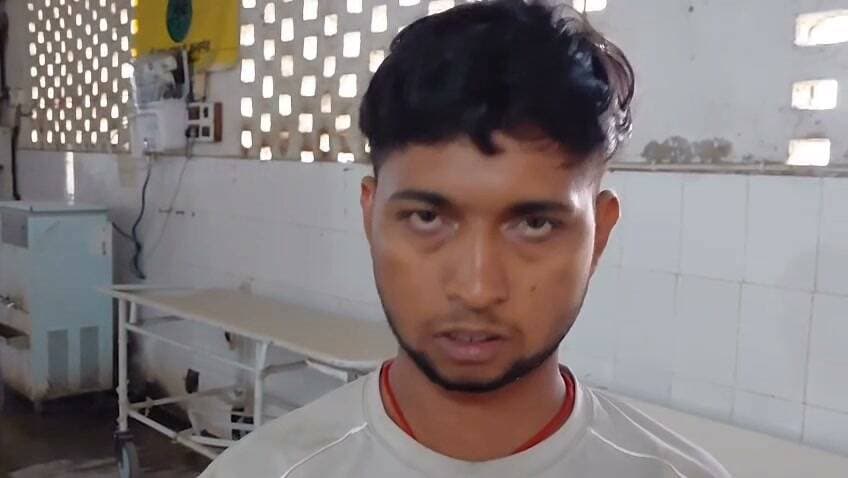 मूर्ति विसर्जन को लेकर दो पक्षों के बीच जम कर हुई मारपीट दो व्यक्ति घायल
रजौली थाना क्षेत्र के लालू मोड़ पर बीती रात मूर्ति विसर्जन को लेकर दो पक्षों के बीच जमकर मारपीट हुई जिसमें खजूरी बिगहा गांव के सकलदेव यादव का पुत्र टोटो चालक सिंपू यादव व पिंटू यादव का पुत्र सचिन यादव घायल हो गया। दोनों घायल युवकों ने बताया कि रामदेव गांव के दर्जनों युवकों ने लालू मोड़ के सड़क पर पहले से घात लगाकर बैठा था और जैसे ही हम टोटो लेकर रामदेव मोड़ पर आए वैसे ही एकाएक प्रहार कर दिया और मारपीट कर घायल कर दिया। पास में रहे मोबाइल भी छीन लिया व कुछ रकम भी छीन लिया एवं सचिन यादव ने बताया कि मेरा बाइक को भी क्षतिग्रस्त कर दिया। घायलों को ग्रामीणों व परिजनों के सहयोग से अनुमंडलीय अस्पताल लाया गया जहां चिकित्सक डॉo पारितोष कुमार ने प्राथमिक उपचार कर बताया कि युवक का स्थिति अच्छा है प्राथमिक उपचार कर युवक को अस्पताल से छुट्टी दे दिया जाएगा। वहीं घायलों ने बताया कि थाना को भी लिखित आवेदन दिया गया है और न्याय का गुहार लगाया गया है इस संबंध में थानाध्यक्ष रंजीत कुमार ने बताया कि आवेदन मिला है जांच पड़ताल किया जा रहा है उसके बाद आगे की कार्रवाई की जाएगी।