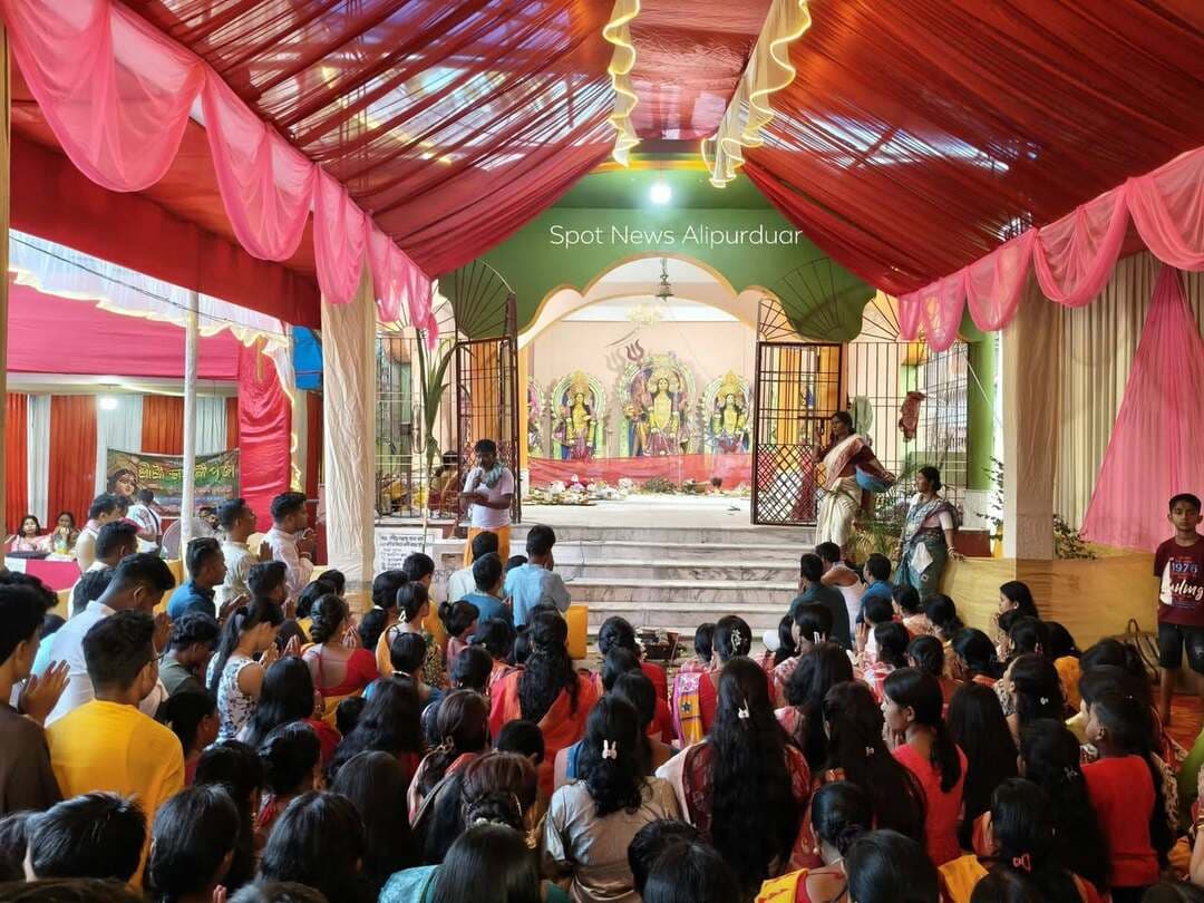 বিজয়ার পরদিন পালিত হয় ভান্ডানী পূজা (বনদুর্গা)। রাজবংশী সম্প্রদায়ের এই পূজা। আলিপুরদুয়ার পূর্ব ভোলারডাবড়ীর ভান্ডানী পূজার ১৩১ তম বর্ষ।
#ভান্ডানীপূজা #alipurduardistrict #highlightseveryone