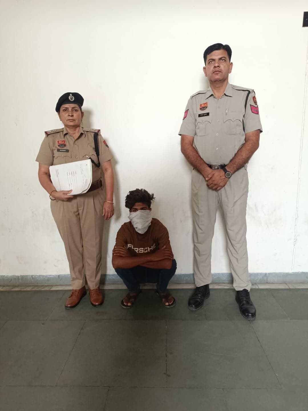*थाना शहर फतेहाबाद पुलिस की कार्रवाई, रास्ता रोककर मारपीट करने के मामले में आरोपी काबु*
*– युवक पर हमला कर घायल करने के मामले में नामजद आरोपी चढ़ा पुलिस के हत्थे*
*फतेहाबाद, 22 अक्टूबर।* पुलिस अधीक्षक श्रीमती निकिता खट्टर, आईपीएस के दिशा-निर्देशन में आपराधिक गतिविधियों में संलिप्त आरोपियों की धरपकड़ के लिए चलाए जा रहे अभियान के तहत थाना शहर फतेहाबाद पुलिस ने युवक का रास्ता रोककर मारपीट करने तथा उसे घायल करने के मामले में कार्रवाई करते हुए नामजद आरोपी *वीर सिंह उर्फ वीरपाल पुत्र सतपाल निवासी आदर्श कॉलोनी, फतेहाबाद* को गिरफ्तार किया है। आरोपी को माननीय न्यायालय में पेश किया जाएगा।
थाना शहर फतेहाबाद प्रभारी उपनिरीक्षक संजय कुमार ने बताया कि आदर्श कॉलोनी निवासी दीपू ने पुलिस को दी शिकायत में बताया था कि 13 सितंबर 2026 की रात करीब 9:30 बजे वह दुकान से सामान लेने जा रहा था। इसी दौरान डॉक्टर सतपाल की दुकान के पास कुछ व्यक्ति एक युवक के साथ झगड़ा कर रहे थे। जब उसने बीच-बचाव करते हुए उन्हें झगड़ा करने से रोका तो आरोपियों ने उसका रास्ता रोक लिया और उसके साथ मारपीट करते हुए उसे चोटें पहुंचाईं। हमले में वह बेहोश हो गया। परिजनों ने उसे उपचार के लिए नागरिक अस्पताल फतेहाबाद पहुंचाया, जहां से चिकित्सकों ने उसकी हालत को देखते हुए मेडिकल कॉलेज अग्रोहा रेफर कर दिया।
शिकायत के आधार पर थाना शहर फतेहाबाद में अभियोग संख्या 411 दिनांक 18 सितंबर 2026 धारा 115(2), 126(2), 351(2), 3(5) व 110 बीएनएस के तहत मामला दर्ज किया गया था। मामले में कार्रवाई करते हुए पुलिस ने नामजद आरोपी वीर सिंह उर्फ वीरपाल को गिरफ्तार कर लिया है। अन्य आरोपियों की भूमिका की जांच की जा रही है। मामले में आगामी कार्रवाई नियमानुसार जारी है।