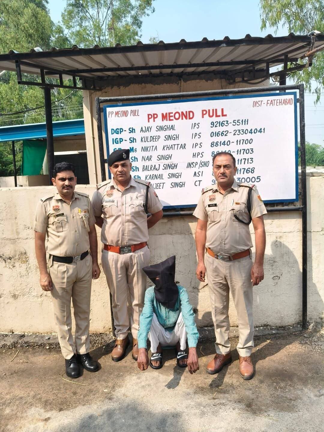 *नशे के सौदागरों पर फतेहाबाद पुलिस का शिकंजा जारी, म्योद पुल चौकी पुलिस ने 5.68 ग्राम हेरोइन सहित आरोपी को किया गिरफ्तार*
*– पुलिस चौकी म्योद पुल की टीम ने गश्त के दौरान चुहड़पुर रोड स्थित रगोई नाले के पास से आरोपी को किया काबू*
जाखल, 22 अक्टूबर। पुलिस अधीक्षक श्रीमती निकिता खट्टर, आईपीएस के दिशा-निर्देशन में नशे के अवैध कारोबार पर अंकुश लगाने तथा नशीले पदार्थों की तस्करी में संलिप्त व्यक्तियों के खिलाफ चलाए जा रहे विशेष अभियान के तहत थाना जाखल पुलिस को सफलता मिली है। पुलिस चौकी म्योद पुल की टीम ने कार्रवाई करते हुए आरोपी *बंसी लाल पुत्र फौजी राम निवासी गांव म्योद कलां* को 5.68 ग्राम हेरोइन सहित गिरफ्तार किया है।आरोपी को माननीय न्यायालय में पेश किया जएगा।
पुलिस चौकी म्योद पुल प्रभारी सहायक उपनिरीक्षक करनैल सिंह ने बताया कि 21 अक्टूबर को उनकी पुलिस टीम म्योद खुर्द से चुहड़पुर रोड पर गश्त एवं नशीले पदार्थों की रोकथाम के लिए मौजूद थी। इसी दौरान रगोई नाले के पास झाड़ियों में एक व्यक्ति संदिग्ध अवस्था में दिखाई दिया। पुलिस टीम को देखकर वह झाड़ियों में छिपने का प्रयास करने लगा। शक के आधार पर पुलिस ने तत्परता दिखाते हुए उसे काबू कर लिया। तलाशी के दौरान उसके कब्जे से एक पारदर्शी पाउच में 5.68 ग्राम हेरोइन बरामद हुई।
पुलिस ने बरामद हेरोइन को नियमानुसार कब्जे में लेकर आरोपी के खिलाफ थाना जाखल में अभियोग संख्या 141 दिनांक 21.10.2026, धारा 21बी/61/85 एनडीपीएस एक्ट के तहत मामला दर्ज किया है। आरोपी से नशीले पदार्थ की खरीद-फरोख्त एवं इसके स्रोत के संबंध में पूछताछ की जा रही है। मामले में आगामी जांच जारी है।