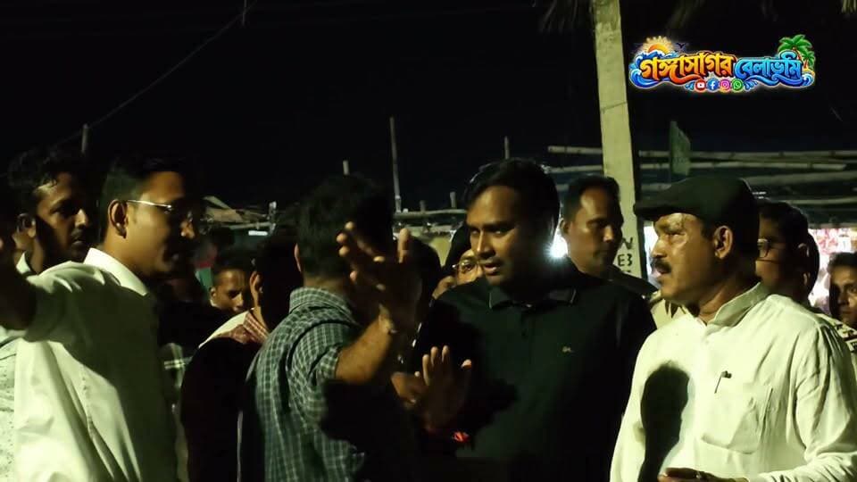 গঙ্গাসাগর মেলার প্রস্তুতি খতিয়ে দেখতে সমুদ্র সৈকতে সুন্দরবন উন্নয়ন মন্ত্রী দীপঙ্কর জানা, উপস্থিত বিধায়ক-সহ প্রশাসনের উচ্চপদস্থ আধিকারিকরা।
গঙ্গাসাগর: আর মাত্র দুই মাসের অপেক্ষা! তারপরই শুরু হবে পুণ্যার্থীদের অন্যতম বৃহৎ ধর্মীয় সমাবেশ গঙ্গাসাগর মেলা। আর সেই মেলাকে সামনে রেখে তড়িঘড়ি শুরু হয়েছে প্রশাসনিক প্রস্তুতি। মেলার সার্বিক পরিস্থিতি খতিয়ে দেখতে আজ সন্ধ্যায় গঙ্গাসাগরের সমুদ্র সৈকত-সহ একাধিক গুরুত্বপূর্ণ স্থান পরিদর্শন করলেন সুন্দরবন উন্নয়ন মন্ত্রী দীপঙ্কর জানা এবং সাগর বিধানসভার বিধায়ক সুমন্ত মণ্ডল।
এদিনের এই পরিদর্শনে উপস্থিত ছিলেন জেলাশাসক বা ডিএম, এসডিপিও, এসডিও, সাগর ব্লকের বিডিও অনন্ত কুমার গোস্বামী-সহ বিভিন্ন দপ্তরের উচ্চপদস্থ আধিকারিকরা।
গঙ্গাসাগর মেলায় প্রতি বছরই দেশ-বিদেশের লক্ষ লক্ষ পুণ্যার্থীর সমাগম ঘটে। পুণ্যস্নান, কপিল মুনির মন্দিরে পুজো এবং মেলা প্রাঙ্গণে ভক্তদের নিরাপদ যাতায়াত নিশ্চিত করা প্রশাসনের কাছে বড় চ্যালেঞ্জ। তাই মেলা শুরু হওয়ার আগেই পরিকাঠামো, নিরাপত্তা ব্যবস্থা, যাতায়াত এবং অন্যান্য জরুরি পরিষেবার প্রস্তুতি খতিয়ে দেখতে তৎপর হয়েছে প্রশাসন।
এদিন সন্ধ্যায় গঙ্গাসাগর সমুদ্র সৈকত-সহ একাধিক গুরুত্বপূর্ণ এলাকা পরিদর্শন করে মেলার প্রস্তুতি ও সার্বিক পরিস্থিতি সরেজমিনে খতিয়ে দেখেন মন্ত্রী, বিধায়ক এবং প্রশাসনের উচ্চপদস্থ আধিকারিকরা।
মেলা উপলক্ষে পুণ্যার্থীদের যাতে কোনওরকম অসুবিধার সম্মুখীন হতে না হয়, সেই লক্ষ্যেই আগাম প্রস্তুতির উপর বিশেষ গুরুত্ব দেওয়া হচ্ছে বলে মনে করা হচ্ছে। মেলা প্রাঙ্গণের পরিকাঠামো উন্নয়ন থেকে শুরু করে নিরাপত্তা ও পরিষেবা—সব দিকেই নজর রাখছে প্রশাসন।
সব মিলিয়ে, গঙ্গাসাগর মেলা শুরু হতে এখনও প্রায় দুই মাস বাকি থাকলেও প্রস্তুতির গতি বাড়তে শুরু করেছে। এখন দেখার, আসন্ন মেলায় পুণ্যার্থীদের জন্য কতটা সুষ্ঠু, নিরাপদ ও নির্বিঘ্ন পরিবেশ গড়ে তুলতে পারে প্রশাসন।