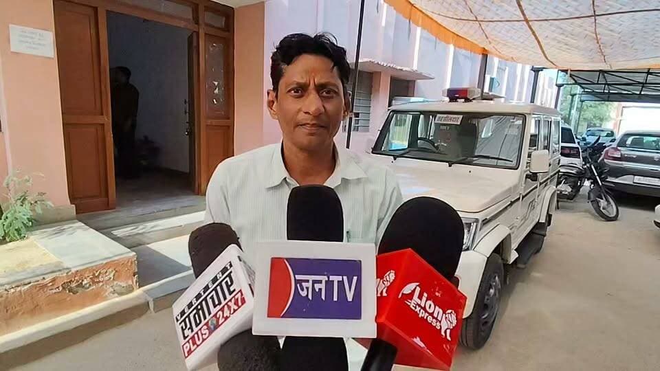 पीलीबंगा में नगर निकाय की तरह पंचायत समिति में भी बनेगा भाजपा का बोर्ड: सुनील सेन
पंचायत चुनाव प्रभारी एवं नगर निकाय संयोजक सुनील सेन ने दावा किया है कि नगर निकाय चुनावों की तरह पीलीबंगा पंचायत समिति में भी भारतीय जनता पार्टी का ही बोर्ड बनेगा। उन्होंने कहा कि जनता का रुझान और विश्वास पूरी तरह भाजपा के विकास कार्यों के साथ है।
#Pilibanga #BJP #PanchayatElection #SunilSen #PilibangaNews #RajasthanPanchayatChunav #BJPBoard #LocalPolitics