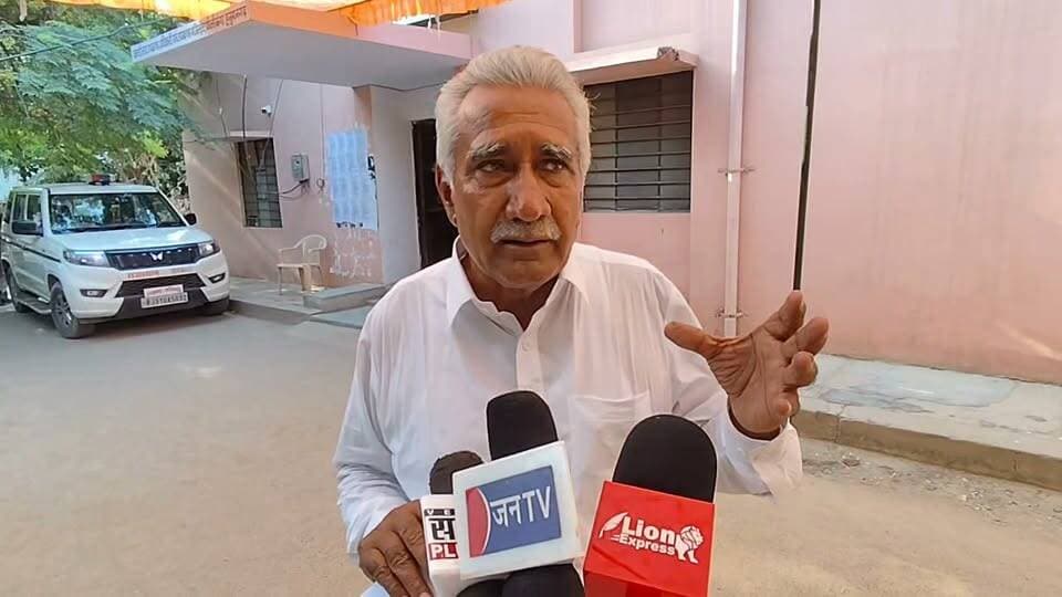 पंचायत चुनाव में पार्टीबाजी से ऊपर उठकर बेदाग उम्मीदवार चुनें: कृष्ण भादू
#lalbahadirbhakhar #PolicalNews
पंचायत चुनाव को लेकर कृष्ण भादू ने मतदाताओं से सोच-समझकर मतदान करने की भावुक अपील की है। उन्होंने कहा कि ग्राम पंचायत के विकास के लिए पार्टीबाजी, जातिवाद और झूठे वादों के फेर में न पड़ें।
मतदाता ऐसे प्रतिनिधि को चुनें जिसकी छवि साफ-सुथरी, ईमानदार और बेदाग हो, जो गांव की समस्याओं को प्राथमिकता दे और हर वर्ग के विकास के लिए निष्पक्ष होकर काम कर सके। आपका एक सही वोट गांव की दशा और दिशा बदल सकता है।
#PanchayatElection #VoteWisely #CleanPolitics #PanchayatChunav #GramPanchayat #VotingAwareness #RightToVote #GoodGovernance