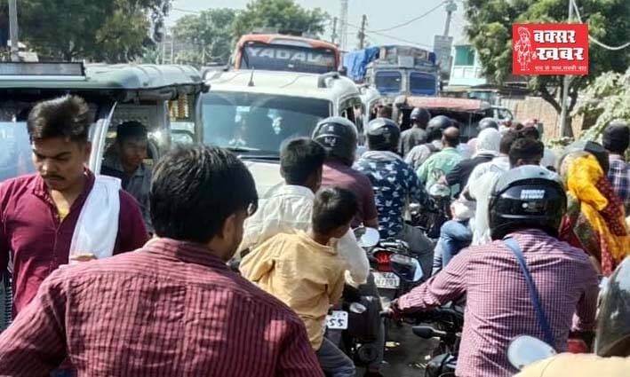चौसा-बक्सर रोड पर लगा घंटो जाम, सड़क पर बहता पानी बना कारण
विस्तृत खबर का लिंक नीचे कमेंट बॉक्स में है