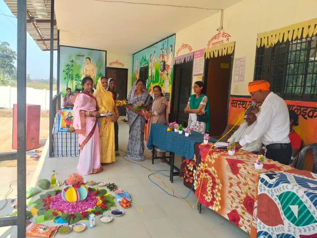 विशेष पिछड़ी जनजाति समूह के परिवारों तक पहुंचा पोषण एवं स्वास्थ्य जागरूकता का संदेश
राष्ट्रीय पोषण माह एवं स्वास्थ्य-पोषण सेवा संगम के अंतर्गत छुईखदान परियोजना के ग्राम तुमड़ादाह स्थित बहुउद्देशीय केंद्र में महिला एवं बाल विकास विभाग द्वारा विशेष पिछड़ी जनजाति समूह के परिवारों के लिए पोषण एवं स्वास्थ्य जागरूकता कार्यक्रम आयोजित किया गया। कार्यक्रम में बच्चों के समुचित पोषण तथा गर्भवती एवं शिशुवती माताओं की स्वास्थ्य देखभाल की जानकारी देने के साथ हितग्राहियों को विभागीय सेवाओं से लाभान्वित किया गया।
#kcgdistt #pmjanmanyojna
