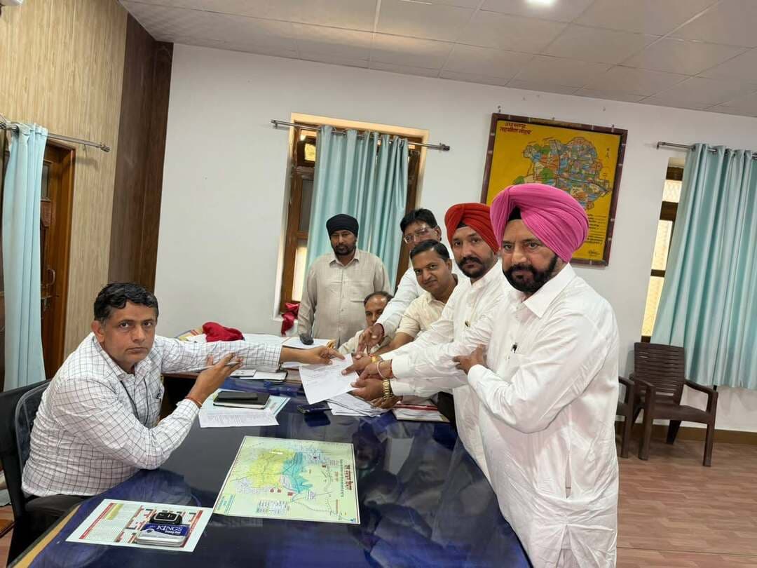 ब्लॉक 27 से कांग्रेस प्रत्याशी रविन्द्र सिंह दंदीवाल ने दाखिल किया नामांकन
समर्थकों की मौजूदगी में उपखंड कार्यालय नोहर में रिटर्निंग अधिकारी के समक्ष पेश किया नामांकन, ग्रामीण विकास और नशामुक्ति के लिए काम करने की कही बात
नोहर। पंचायत समिति नोहर के ब्लॉक संख्या 27 से कांग्रेस प्रत्याशी के रूप में युवा समाजसेवी एवं एडवोकेट रविन्द्र सिंह दंदीवाल ने उपखंड कार्यालय नोहर में रिटर्निंग अधिकारी के समक्ष अपना नामांकन दाखिल किया। इस दौरान उनके समर्थक मौजूद रहे।
नामांकन दाखिल करने के बाद रविन्द्र सिंह दंदीवाल ने ग्रामीण क्षेत्र के विकास को अपनी प्राथमिकता बताते हुए कहा कि क्षेत्र में सिंचाई के लिए पर्याप्त पानी, पेयजल की बेहतर व्यवस्था, शिक्षा और खेल सुविधाओं के विकास के लिए सकारात्मक प्रयास किए जाएंगे। उन्होंने कहा कि ग्रामीण अंचल की समस्याओं के समाधान के लिए तत्पर रहते हुए क्षेत्र के विकास की दिशा में काम करेंगे।
दंदीवाल ने क्षेत्र में बढ़ती नशे की प्रवृत्ति पर चिंता जताते हुए इसके खिलाफ आवाज बुलंद करने और युवाओं को नशे से दूर रखने के लिए प्रयास करने की बात भी कही।
इस अवसर पर विधायक प्रतिनिधि सुमित चाचाण, एडवोकेट बलतेज सिंह, पूर्व सरपंच रियासत अली, ब्लॉक कांग्रेस अध्यक्ष बनवारीलाल, निवर्तमान प्रशासक प्रतिनिधि मुश्ताक मोहम्मद, पूर्व सरपंच अशरफ भाटी, धर्मपाल सैनी, विनोद सैनी, गणेशराम, गुरजीत सिंह सहित अन्य लोग मौजूद रहे।