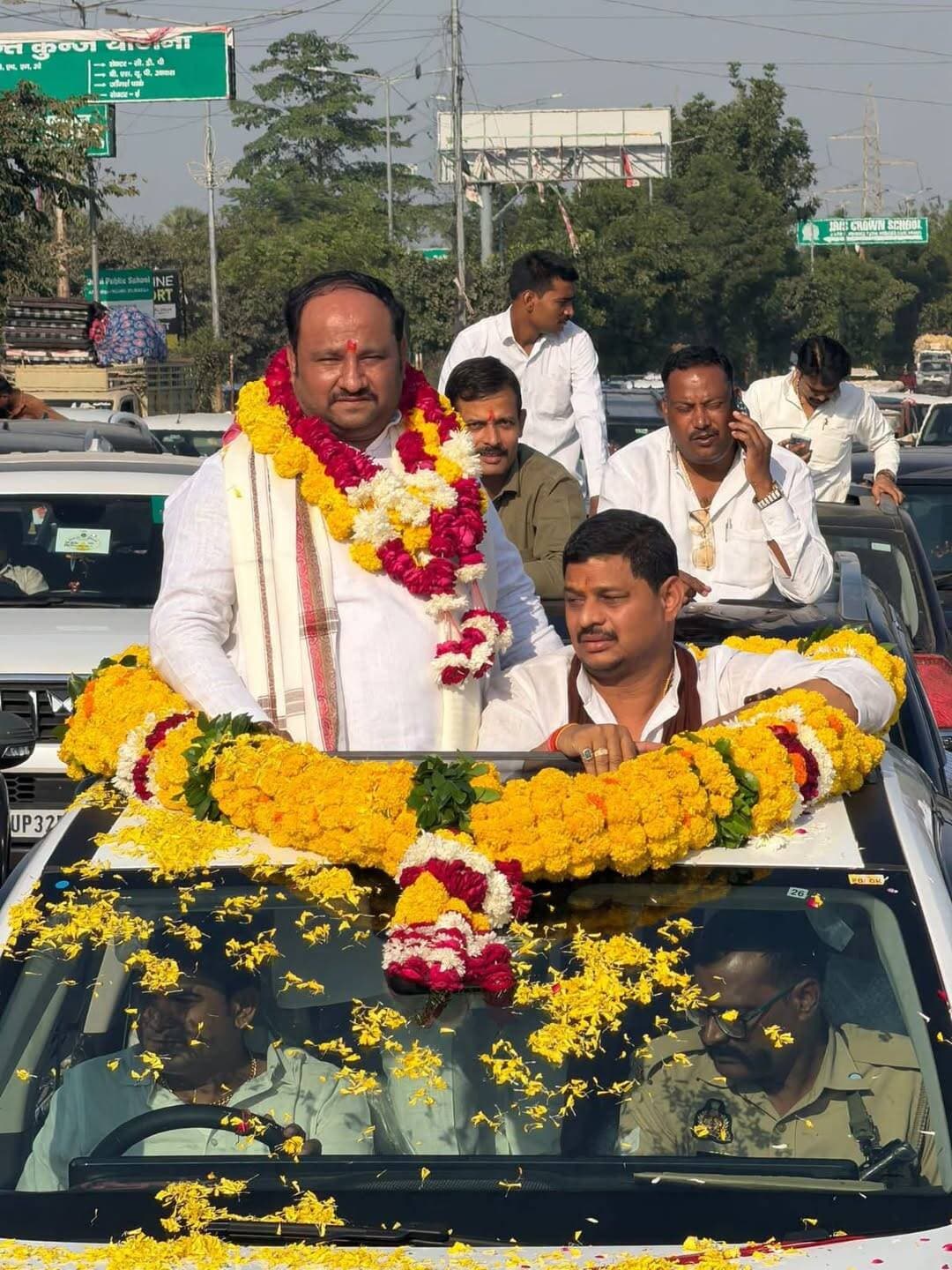 इस अवसर पर डॉ. ऋषि चौरसिया ने स्वागत और सम्मान के लिए सभी कार्यकर्ताओं का आभार जताया। उन्होंने कहा कि कार्यकर्ताओं का स्नेह, सम्मान और विश्वास उनके लिए अमूल्य धरोहर है। भव्य स्वागत संगठन के प्रति कार्यकर्ताओं की निष्ठा, समर्पण और एकजुटता का प्रतीक है।
उन्होंने कहा कि संगठन को मजबूत बनाने, जनसेवा के कार्यों को आगे बढ़ाने और कार्यकर्ताओं के मान-सम्मान को प्राथमिकता देने के लिए पूरी निष्ठा से कार्य करेंगे। कार्यकर्ताओं का सहयोग और आशीर्वाद ही उनकी सबसे बड़ी ताकत है।
डॉ. चौरसिया ने 171 पश्चिम विधानसभा क्षेत्र के सभी कार्यकर्ताओं, मित्रों और शुभचिंतकों का आभार व्यक्त करते हुए कहा कि सभी के सहयोग से संगठन की मजबूती और जनहित के कार्यों को आगे बढ़ाया जाएगा।
कार्यकर्ताओं में दिखा उत्साह
डॉ. ऋषि चौरसिया के प्रथम आगमन को लेकर कार्यकर्ताओं में खासा उत्साह देखने को मिला। सैकड़ों वाहनों के काफिले और स्वागत कार्यक्रम के माध्यम से कार्यकर्ताओं ने संगठन के प्रति एकजुटता प्रदर्शित की। कार्यकर्ताओं ने उम्मीद जताई कि उनके प्रदेश महामंत्री बनने से भाजपा पिछड़ा वर्ग मोर्चा को नई ऊर्जा मिलेगी और संगठनात्मक गतिविधियों को मजा
<nis:link nis:type=tag nis:id=bareilly nis:value=Bareilly nis:enabled=true nis:link/> <nis:link nis:type=tag nis:id=news nis:value=news nis:enabled=true nis:link/> <nis:link nis:type=tag nis:id=live nis:value=live nis:enabled=true nis:link/>