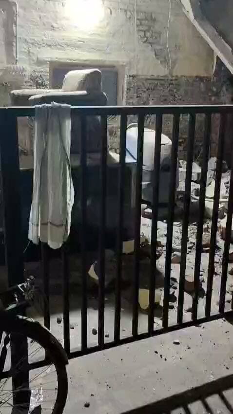 दंदरौआ धाम मंदिर पर बिल्डिंग का एक हिस्सा भरभराकर गिरा , किसी तरह की कोई जन हानि नहीं