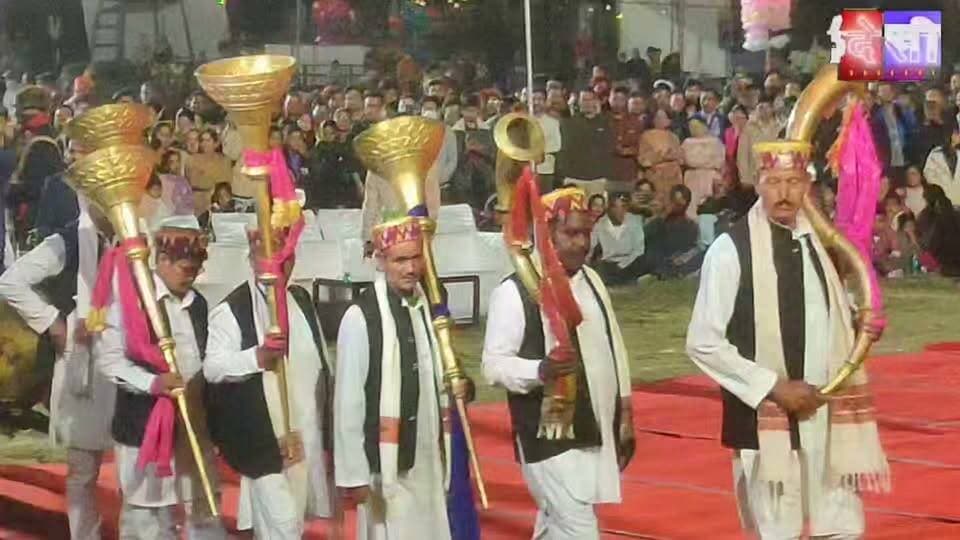 अंतरराष्ट्रीय कुल्लू दशहरा में ग्लोबल नृत्य की धूम,
रथ मैदान ढालपुर में एक मंच पर दिखी विश्वभर की लोकसंस्कृति, पारंपरिक वेशभूषा की झलक।