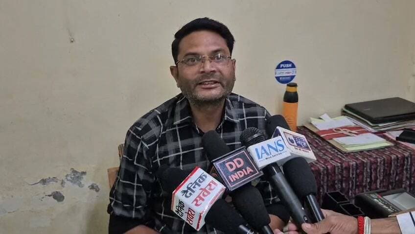 आधार कार्ड सेंटर के बाहर फॉर्म भरने के नाम पर वसूले जा रहे पैसे सुनिए क्या कहा जबकि ये फॉर्म आधार सेंटर में फ्री भरी जाती है। Himachal Times TV #highlight #chamb #chamba #ChambaNews #highlight