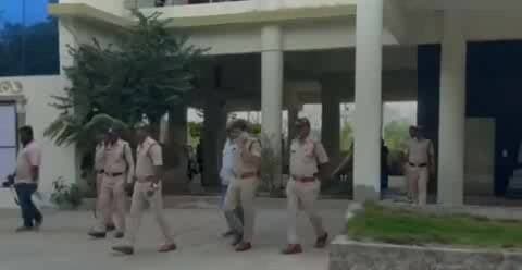 కర్నూలు: కర్నూలులో జడ్పీటీసీ, ఎంపీటీసీ నామినేషన్ కేంద్రాల వద్ద భారీ భద్రత!