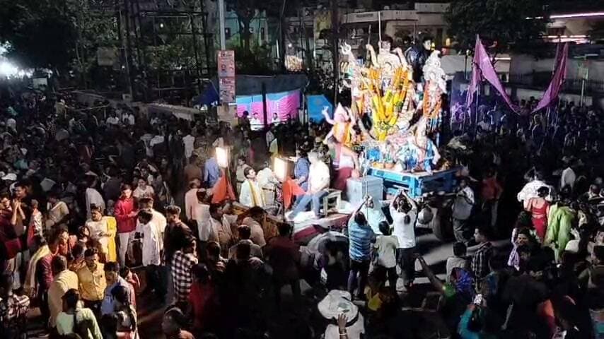 କଟକ ପୌରାଞ୍ଚଳ: କଟକ ଦେବିଗଡ଼ାରେ ଭଷାଣି ପାଇଁ ପ୍ରବଳ ଭିଡ଼, ଉତ୍ସବମୁଖର ପରିବେଶ