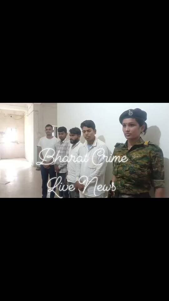 औरंगाबाद में फर्जी पुलिस बनकर अपहरण और लूटकांड करने वाले 4 अपराधी गिरफ्तार, लूट की राशि,मोबाइल और प्रयुक्त वाहन बरामद।
औरंगाबाद पुलिस को बड़ी सफलता हाथ लगी है। फर्जी पुलिस बनकर युवक का अपहरण कर 50 हजार की लूट करने वाले गिरोह का खुलासा करते हुए औरंगाबाद पुलिस ने 4 अपराधियों को गिरफ्तार कर जेल भेज दिया है।
मामला नगर थाना क्षेत्र के नावाडीह रोड का है। पीड़ित मो० इम्तियाज मियां, पिता - सलीम, निवासी - पुरानी हाजीपुर, न्यू टोला ने नगर थाने में आवेदन देकर शिकायत की थी कि 19 अक्टूबर 2026 को उनका लड़का गोरा होटल से समोसा लेने गया था। उसी दौरान पुलिस वर्दी पहने लोगों ने उसे जबरन खाकी रंग की फोर व्हीलर गाड़ी में बैठा लिया।
आरोप है कि सुनसान जगह पर ले जाकर आरोपियों ने मारपीट कर उसके पास रखे 30,000 रुपये नकद लूट लिए और मोबाइल छीनकर जबरदस्ती UPI से 20,000 रुपये ट्रांसफर करा लिए। बाद में उसे नावाडीह पेट्रोल पंप के पास छोड़कर फरार हो गए थे।
पीड़ित के आवेदन पर नगर थाना में कांड संख्या 682/26, दिनांक 20.10.26 के तहत BNS की धारा 126(2), 115(2), 137(2), 309(4) में FIR दर्ज की गई। मामले की जांच सब इंस्पेक्टर राहुल कुमार राज को सौंपी गई।
तकनीकी अनुसंधान और छापेमारी के बाद पुलिस ने इस कांड में शामिल 4 अपराधियों को गिरफ्तार कर लिया।
*गिरफ्तार अपराधियों के नाम -*
*1. अमन कुमार उर्फ रामबाबू -* पिता स्व० नारायण यादव, 26 वर्ष, ग्राम बरहपुर, थाना नगर
*2. भीम कुमार -* पिता राकेश पाल, 26 वर्ष, ग्राम परसडीह, थाना रफीगंज
*3. संजीत कुमार -* पिता स्व० बिशुनदेव यादव, 22 वर्ष, ग्राम पिपराही, थाना रफीगंज
*4. लोकेश कुमार -* पिता शिव यादव, 26 वर्ष, ग्राम लालबीगहा, थाना मुफस्सिल
पुलिस ने इनके पास से लूट की राशि, मोबाइल और घटना में प्रयुक्त वाहन बरामद किया है। सभी को न्यायिक हिरासत में भेज दिया गया है। पुलिस का कहना है कि फर्जी पुलिस बनकर लूट करने वाले गिरोह पर आगे भी कार्रवाई जारी रहेगी।