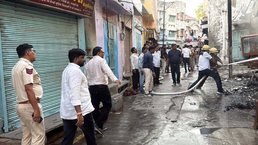 #Didwana कुचामन के सदर बाजार में धान मंडी रोड़ पर रजाई की दूकान में लगी आग
आग लगने से लाखों का माल जलकर हुआ नष्ट, दुकान के ऊपर रिहायशी मकान, स्थानीय लोगों ने मकान में रह रहे लोगों को सुरक्षित बाहर निकाला, आग की लपटों ने लिया विकराल रूप, दमकल पहुंची मौक़े पर, आग बुझाने चल रहे प्रयास, सभापति महेश रामचंद्रका भी पहुंचे मौक़े पर, बाजार में आगजनी की घटना से मची अफरा-तफरी