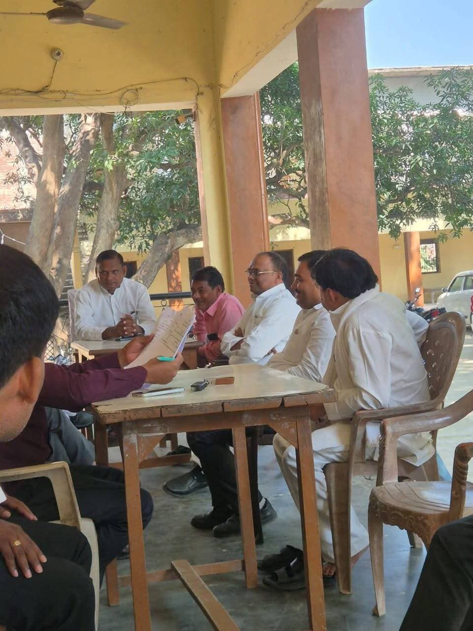 धनघटा विधानसभा क्षेत्र में राम आशीष गौतम ने डॉ. संजयन त्रिपाठी के समर्थन में की जनसंपर्क की अपील
धनघटा, संत कबीर नगर। समाजवादी पार्टी के प्रत्याशी डॉ. संजयन त्रिपाठी के समर्थन में 23 अक्टूबर को राम आशीष गौतम ने धनघटा विधानसभा क्षेत्र के विभिन्न स्थानों पर लोगों से संपर्क कर मतदान की अपील की।
इस दौरान उन्होंने लोगों से लोकतांत्रिक प्रक्रिया में भाग लेने और अपने मताधिकार का प्रयोग करने का आग्रह किया। डॉ. संजयन त्रिपाठी के समर्थन में मतदाताओं से संवाद करते हुए उन्होंने चुनाव में सक्रिय भागीदारी का संदेश दिया।