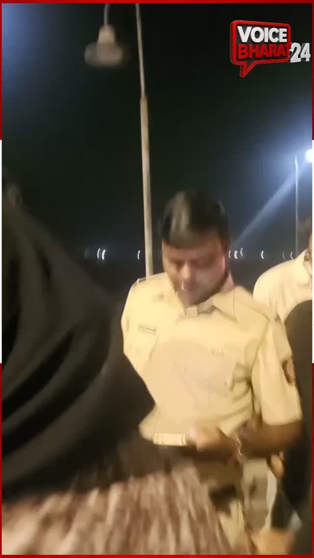 महाराष्ट्र पुलिस पर महिला ने लगाया छेड़छाड़ का गंभीर आरोप, वीडियो वायरल होने से मचा हड़कंप!
सोशल मीडिया पर वायरल हो रहे एक वीडियो में महिला महाराष्ट्र पुलिस पर छेड़छाड़ का गंभीर आरोप लगाती नजर आ रही है। महिला ने कथित घटना का वीडियो बनाकर सोशल मीडिया पर वायरल किया है। हालांकि, अभी तक यह स्पष्ट नहीं हो पाया है कि वीडियो किस स्थान का है और घटना कब की है। वीडियो की स्वतंत्र पुष्टि भी नहीं हो सकी है।
#voicebharat24 #महाराष्ट्र #maharastrpolice