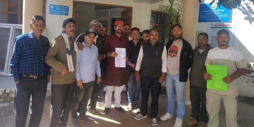 दशज्यूला क्षेत्र की दोनों प्रमुख सड़कों पर 27 अक्टूबर से डामरीकरण का अधिकारियों ने दिया आश्वासन, काम शुरू न होने पर 31 अक्टूबर से उग्र आंदोलन करेंगे ग्रामीण
रुद्रप्रयाग। दशज्यूला क्षेत्र की दोनों प्रमुख सड़कों पर लंबित डामरीकरण कार्य शुरू कराने की मांग को लेकर जिला पंचायत सदस्य जयवर्धन काण्डपाल के नेतृत्व में जनप्रतिनिधियों और ग्रामीणों ने जिलाधिकारी विशाल मिश्रा से मुलाकात की। जिलाधिकारी के हस्तक्षेप के बाद पीएमजीएसवाई रुद्रप्रयाग ने जागतोली–कोटखाल और चोपड़ा–काण्डई मोटर मार्ग पर 27 अक्टूबर 2026 से डामरीकरण कार्य शुरू करने के निर्देश दिए हैं।
जयवर्धन काण्डपाल ने जिलाधिकारी को बताया कि दोनों सड़कों पर लंबे समय से काम अधूरा पड़ा है, जिससे ग्रामीणों को आवागमन में परेशानी हो रही है। और विभाग के चक्कर काट काट कर जनता और जनप्रतिनिधि परेशान हो गए हैं।
इस पर जिलाधिकारी ने विभागीय अधिकारियों को तलब कर लंबित कार्यों की जानकारी ली। विभाग अधिशासी अभियंता वीरेंद्र फर्स्वाण ने बताया कि चोपड़ा–काण्डई मोटर मार्ग की 13.5 किलोमीटर स्वीकृत लंबाई में से चार किलोमीटर और जागतोली–कोटखाल मोटर मार्ग की 9.10 किलोमीटर लंबाई में से 1.50 किलोमीटर हिस्से में डामरीकरण किया जा चुका है। और शेष कार्य लम्बित है। जिसके संबंध में संबंधित ठेकेदारों को बार बार कार्य शुरू करने के निर्देश दिए गये हैं। वार्ता के दौरान ठेकेदार को 27 अक्टूबर से कार्य शुरू करने के निर्देश जारी किये जाने का आश्वासन विभाग द्वारा दिया गया।
वहीं, जिलाधिकारी से मुलाकात करने वालों में ग्राम प्रधान इशाला राजेन्द्र राणा, देवेंद्र बासकण्डी, कालिका काण्डपाल, बुद्धि बल्लभ थपलियाल, गजेंद्र राणा, वासुदेव राणा, मुकेश बिष्ट, विनीत बिष्ट, ललित मोहन काण्डपाल, सुदर्शन सिंह नेगी, सुदर्शन नेगी, विजय पाल कठैत, गोपाल सिंह बासकण्डी, पंकज राणा, हरि शरण पांडे और कुंवर सिंह सहित आदि ने चेतावनी दी कि यदि 30 अक्टूबर से धरातल पर डामरीकरण कार्य शुरू नहीं हुआ तो क्षेत्रवासी 31 अक्टूबर से उग्र आंदोलन और आमरण अनशन करने को बाध्य होंगे। इसकी जिम्मेदारी प्रशासन की होगी।