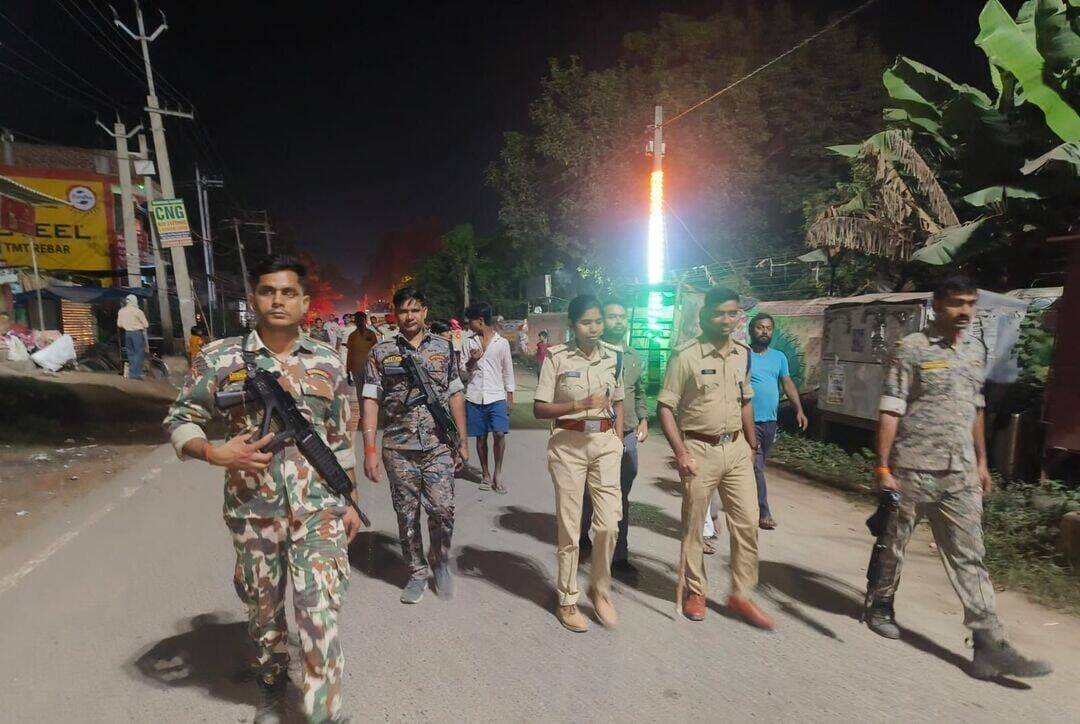 घोषी में कड़ी सुरक्षा के बीच प्रतिमा विसर्जन, पुलिस रही मुस्तैद
जहानाबाद : घोषी थाना क्षेत्र में गुरुवार को विभिन्न प्रतिमाओं के विसर्जन के दौरान विधि-व्यवस्था बनाए रखने के लिए पुलिस प्रशासन मुस्तैद रहा। पुलिस अधीक्षक के निर्देश पर अनुमंडल पुलिस पदाधिकारी, घोषी के नेतृत्व में सुरक्षा व्यवस्था की निगरानी की गई।
इस दौरान विभिन्न स्थानों पर पुलिस बल की तैनाती की गई थी। पुलिस पदाधिकारी शांतिपूर्ण एवं सौहार्दपूर्ण वातावरण में प्रतिमा विसर्जन संपन्न कराने के लिए लगातार निगरानी करते रहे। प्रशासन का उद्देश्य विसर्जन के दौरान शांति व्यवस्था बनाए रखना और किसी भी अप्रिय घटना को रोकना रहा।