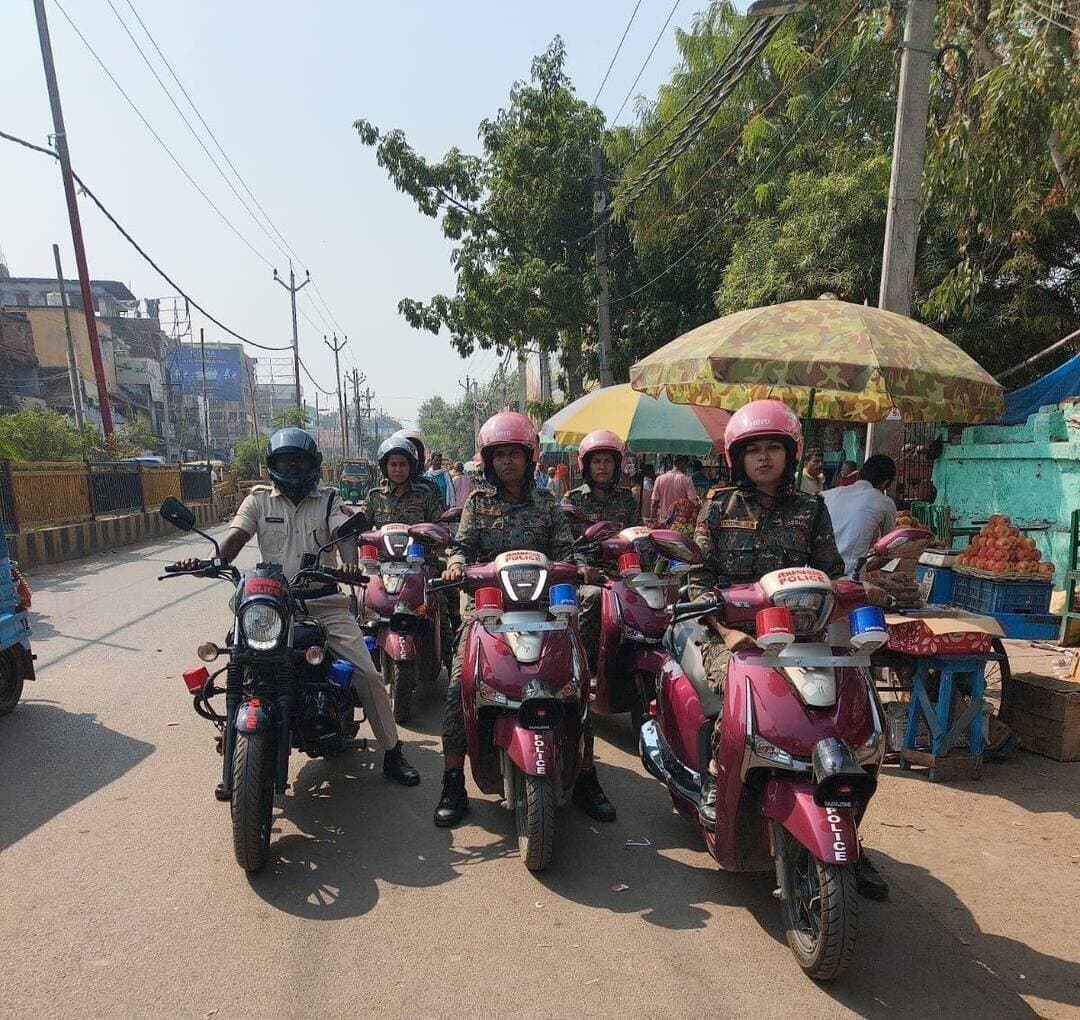 स्कूलों और बाजारों में सुरक्षा को लेकर गश्त कर रही पुलिस दीदी की टीम
जहानाबाद : पुलिस अधीक्षक कोटा किरण कुमार के निर्देश पर गुरुवार को जिले के विभिन्न क्षेत्रों में ‘पुलिस दीदी’ की टीम ने बाइक और स्कूटी से गश्त की। इस दौरान स्कूलों, बाजारों और संवेदनशील स्थानों पर विशेष निगरानी रखी गई।
टीम की ओर से महिलाओं और बच्चियों की सुरक्षा सुनिश्चित करने के साथ छात्राओं एवं बच्चों को सुरक्षा के प्रति जागरूक किया गया। पुलिसकर्मियों ने उन्हें सतर्क रहने तथा किसी भी समस्या की स्थिति में पुलिस की सहायता लेने के लिए प्रेरित किया। इस पहल का उद्देश्य महिलाओं और बच्चियों में सुरक्षा का विश्वास बढ़ाना तथा जिले में सुरक्षित वातावरण बनाए रखना है।