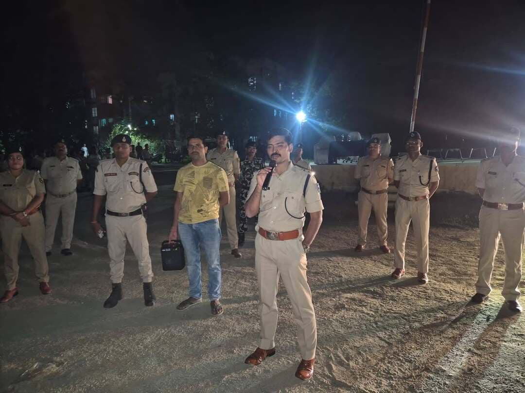 दुर्गा पूजा ड्यूटी समाप्त होने पर बाहरी पुलिस बलों की हुई डी-ब्रीफिंग
जहानाबाद : दुर्गा पूजा ड्यूटी समाप्त होने के बाद गुरुवार को पुलिस अधीक्षक कोटा किरण कुमार ने पुलिस लाइन में प्रतिनियुक्त बाहरी पुलिस बलों की डी-ब्रीफिंग की। इस दौरान उन्होंने पूजा के दौरान सराहनीय सहयोग और कर्तव्यनिष्ठा के साथ ड्यूटी निभाने वाले सभी जवानों को धन्यवाद दिया।
पुलिस अधीक्षक ने जवानों के अनुशासन, समर्पण और सहयोग की सराहना करते हुए भविष्य में भी इसी भावना के साथ अपने कर्तव्यों का निर्वहन करने के लिए प्रोत्साहित किया। उन्होंने कहा कि पुलिसकर्मियों की कर्तव्यनिष्ठा और आपसी समन्वय से पर्व-त्योहारों के दौरान विधि-व्यवस्था बनाए रखने में मदद मिलती है। इस अवसर पर पुलिस उपाधीक्षक (रक्षित), जहानाबाद भी उपस्थित रहे।