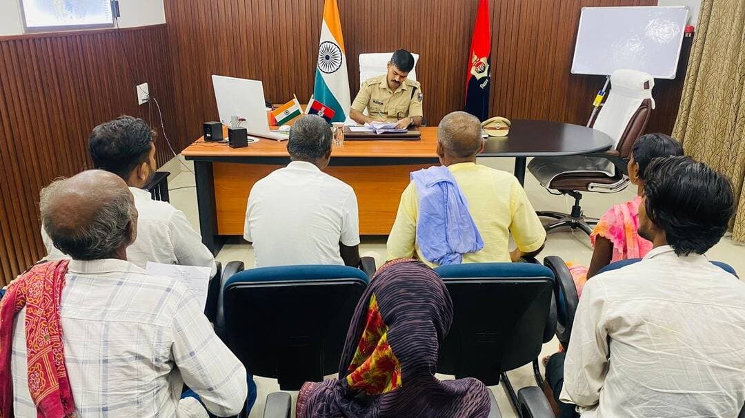 जनता दरबार में एसपी ने सुनीं आम लोगों की शिकायतें, त्वरित समाधान का दिया निर्देश
जहानाबाद में गुरुवार को पुलिस अधीक्षक के जनता दरबार में आम लोगों की शिकायतें सुनी गईं। इस दौरान विभिन्न समस्याओं को लेकर पहुंचे लोगों ने एसपी के समक्ष अपनी बातें रखीं। पुलिस अधीक्षक ने सभी शिकायतों को गंभीरता से सुनते हुए उनके त्वरित निष्पादन के लिए संबंधित पदाधिकारियों को आवश्यक निर्देश दिए।
जनता दरबार का उद्देश्य आम लोगों की समस्याओं को सुनना और उनका समय पर समाधान सुनिश्चित करना है। पुलिस अधीक्षक ने संबंधित अधिकारियों को शिकायतों पर आवश्यक कार्रवाई करने का निर्देश दिया, ताकि लोगों को अपनी समस्याओं के समाधान के लिए अनावश्यक परेशानी का सामना नहीं करना पड़े।