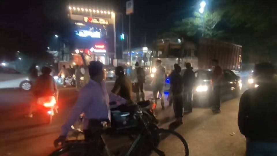 यमुनानगर ट्वीन सिटी जगाधरी में बिजली संकट पर हंगामा, युवाओं ने सड़क पर मोटरसाइकिल खड़ी कर लगाया जाम. जगाधरी बस स्टैंड पर लगी वाहनों की लम्बी कतारे, पुलिस ने खुलवाया रास्ता.
#Yamunanagar #HaryanaNews #PowerCut #ElectricityStrike #YamunanagarNews #RoadJam #Haryana #AKNews #BreakingNews #PublicProtest