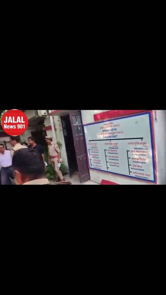 Lucknow……
पुलिस कमिश्नर तरुण गाबा और ज्वाइंट कमिश्नर बबलू कुमार के दिशा निर्देश में क्राइम ब्रांच और पुलिस टीम की रही बड़ी सफलता।
क्राइम ब्रांच प्रभारी शिवानंद मिश्रा के नेतृत्व में पुलिस टीम ने बहुचर्चित शिवा शर्मा हत्याकांड की फरार ब्लैकमेलिंग क्वीन श्रद्धा दुबे को बहन और ड्राइवर समेत दबोच कर नागपुर से आज राजधानी की हज़रतगंज कोतवाली पहुँचाया।
DCP अर्पित विजयवर्गीय और ACP अभिषेक पांडेय के कमान संभालने के बाद 24 घंटे के भीतर पुलिस ने आरोपियों को किया गिरफ्तार।
सनसनीखेज हत्याकांड के बाद 11 दिनों से पुलिस को चकमा देकर अँखमिचौली खेल रही थी ब्लैकमेलिंग क्वीन श्रद्धा दुबे।
@