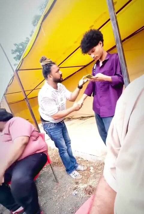 केंद्रीय मंत्री किरेन रिजिजू ने दिल्ली के एक कंटेंट क्रिएटर आमिर शौकीन के त्रिपुरा के एक युवक के साथ गलत व्यवहार की कड़ी निंदा की है. रिजिजू ने शौकीन को 'शैतान' बताते हुए कहा कि आधिकारिक शिकायत में भले ही कुछ देरी हुई हो, लेकिन दिल्ली पुलिस और त्रिपुरा पुलिस मिलकर उसे कड़ा सबक सिखाएंगी. वायरल वीडियो में आमिर शौकीन त्रिपुरा के एक युवक की क्षेत्रीय पहचान और शारीरिक बनावट पर अश्लील और नस्लीय टिप्पणियां करता हुआ दिखाई दे रहा है.@