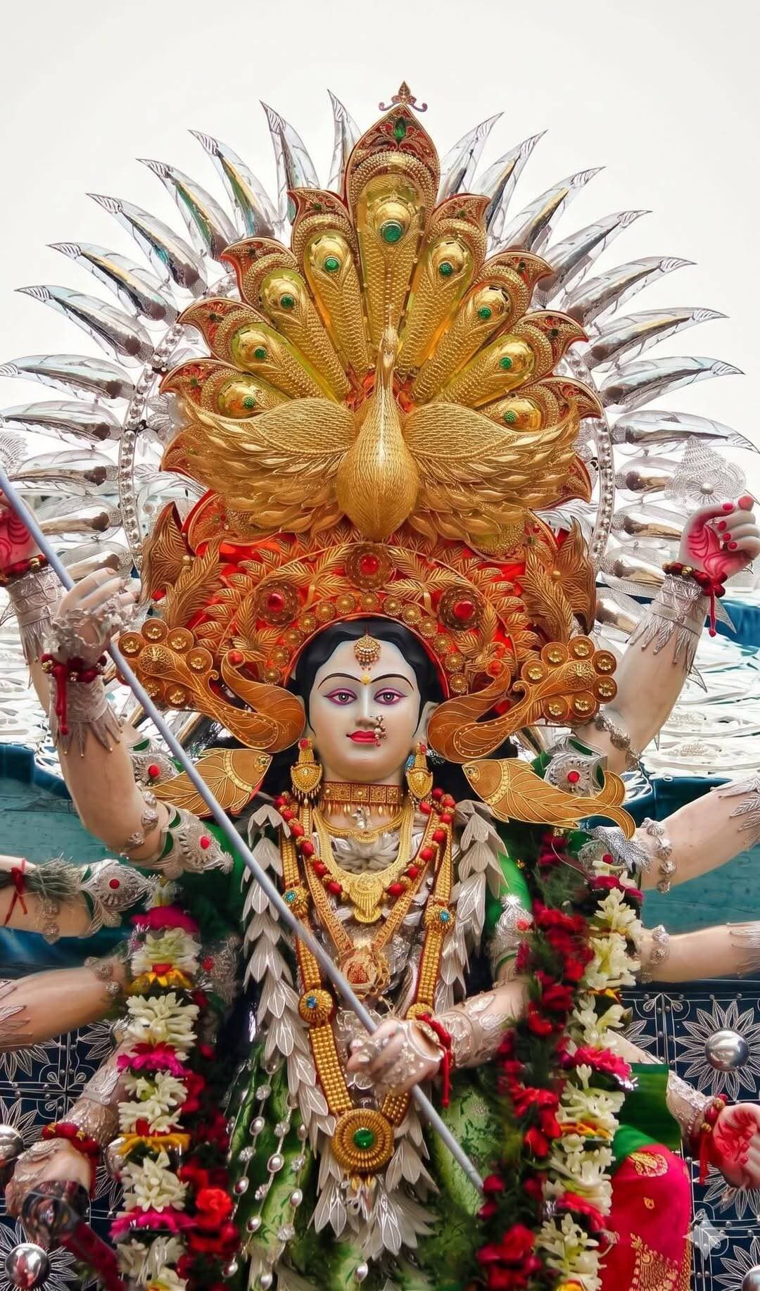 <nis:link nis:type=tag nis:id=କଟକ_ଦଶହରା🌹🌹 nis:value=କଟକ_ଦଶହରା🌹🌹 nis:enabled=true nis:link/>
୧୮୩୨ରେ ଆରମ୍ଭ ହୋଇଥିଲା କଟକର ପ୍ରଥମ ଦୁର୍ଗା ପୂଜା।
ଓଡ଼ିଶାର ସାଂସ୍କୃତିକ ରାଜଧାନୀ କଟକ ଦଶହରା ଭାରତ ପ୍ରସିଦ୍ଧ। କଲିକତା ପରେ କଟକ ବୋଧହୁଏ ଦ୍ଵିତୀୟ ସହର ଯେଉଁଠି ଏତେ ଆଡ଼ମ୍ବର ସହକାରେ ଦୁର୍ଗାପୂଜା ପାଳିତ ହୁଏ।
ଇତିହାସ କହୁଛି, ୧୮୩୨ ସାଲରେ ପ୍ରଥମେ କଟକରେ ସାର୍ବଜନୀନ ଦୂର୍ଗା ପୂଜା ପାଳନ କରାଯାଇଥିଲା। ଏହି ପୂଜା ଅନୁଷ୍ଠିତ ହୋଇଥିଲା କାଜି ବଜାର ଅଞ୍ଚଳରେ। ଉଭୟ ବଙ୍ଗାଳୀ ଓ ଓଡ଼ିଆମାନେ ଏକାଠି ହୋଇ ଏହି ପ୍ରଥା ଆରମ୍ଭ କରିଥିଲେ। ସମସ୍ତେ ଥିଲେ ଇଷ୍ଟ ଇଣ୍ଡିଆ କମ୍ପାନିର କର୍ମଚାରୀ।
ପ୍ରଥମ ଥର ପାଇଁ ଦଶହରା ପର୍ବ ପାଳିତ ହେଉଥିବା କାରଣରୁ ସମସ୍ତଙ୍କ ମନରେ ଆନନ୍ଦ ପରିଲକ୍ଷିତ ହୋଇଥିଲା। ତେବେ ଉଭୟ ସମ୍ପ୍ରଦାୟ ମଧ୍ୟରେ ବିବାଦ ଓ ମତପାର୍ଥକ୍ୟ ଯୋଗୁଁ ଓଡ଼ିଆମାନେ ନିଜ ଉଦ୍ୟମରେ ପୂଜା କରିବା ପାଇଁ ନିଷ୍ପତ୍ତି ନେଲେ।
କଟକ ଦଶହରାର ଆଉ ଏକ ସ୍ୱତନ୍ତ୍ର ପରିଚୟ ହେଉଛି ଏଠାକାର ସୁନା ଓ ରୂପାରେ ସଜ୍ଜିତ ଦୂର୍ଗା ମୂର୍ତ୍ତି। ଯେଉଁ ପେଣ୍ଡାଲରେ ମା’ ପୂଜା ପାଉଛନ୍ତି ତାହା ସ୍ଥାୟୀ ମଣ୍ଡପ ଏବଂ କେବଳ ଦଶହରା ପର୍ବ ଉପଲକ୍ଷେ ହିଁ ଏଗୁଡିକ ଚଳଚଞ୍ଚଳ ହୋଇ ଉଠିଥାନ୍ତି।
ଆଉ ଏକ ମତ ଅନୁସାରେ ମହାପ୍ରଭୁ ଚୈତନ୍ୟ କଟକରେ ୧୫୫୦ ସାଲରେ ଦୂର୍ଗା ପୂଜା ଆରମ୍ଭ କରିଥିଲେ, ଯେତେବେଳେ ସେ ନବଦ୍ଵୀପରୁ ପୁରୀ ଆସିଥିଲେ। ତେବେ ଐତିହାସିକ ତଥ୍ୟ ଅନୁଯାୟୀ ବ୍ରିଟିଶ ଶାସନ କାଳରେ ହିଁ କଟକ ସହରରେ ସାର୍ବଜନୀନ ପୂଜା ଆରମ୍ଭ ହୋଇଥିଲା।