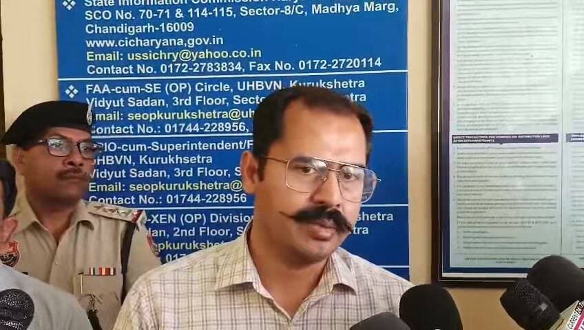 उपायुक्त विश्राम कुमार मीणा ने बिजली विभाग एसई कार्यालय का किया निरीक्षण
जिला में बिजली की स्थिति का लिया जायजा
स्थिति के सुधार पर की गई चर्चा
शाहाबाद व लाडवा फीडर की व्यवस्था चल रही ठीक,
पिहोवा व थानेसर के कुछ भाग में आई दिक्कत
पीडब्लूडी, नगर परिषद विभाग से कर्मचारी और आईटीआई के विद्यार्थियों को बिजली विभाग ने सहायता के लिए बुलाया
व्यवस्था सुचारू रूप से चलाने के लिए चीफ इंजीनियर, एससी एमजी जिंदल, और सभी एक्सईएन कुरुक्षेत्र में मौजूद
पेयजल के लिए व्यवस्था के लिए विभाग पूरी तरह सतर्क
टयूबलो पर जेनसेट और टैंकर की व्यवस्था
उपायुक्त विश्राम कुमार मीणा ने यूनियन के पदाधिकारियों व मेंबर से की अपील
फैसले के खिलाफ सरकार दायर करेगी अपील