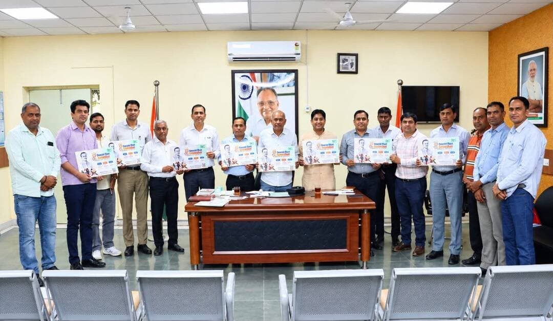 सांसद नवीन जिन्दल के मार्गदर्शन में खेल महोत्सव की तैयारियों को लेकर जिन्दल हाउस में हुई समीक्षा बैठक
धर्मवीर सिंह ने नवीन जिन्दल फाउंडेशन की टीम को दिए आवश्यक दिशा-निर्देश,
कुरुक्षेत्र संसदीय क्षेत्र के अधिक से अधिक युवाओं को खेलों से जोड़ने पर दिया गया जोर
कुरुक्षेत्र, 22 अक्तूबर। सांसद नवीन जिन्दल के मार्गदर्शन में आयोजित होने वाले सांसद खेल महोत्सव के सफल आयोजन को लेकर जिन्दल हाऊस कुरुक्षेत्र में समीक्षा बैठक हुई। सांसद के संसदीय कार्यालय प्रभारी धर्मवीर सिंह की अध्यक्षता में हुई इस बैठक में सांसद खेल महोत्सव की तैयारियों की समीक्षा की गई और खेल महोत्सव के आयोजन की रूपरेखा को अंतिम रूप देने के लिए नवीन जिन्दल फाउंडेशन की टीम को आवश्यक दिशा-निर्देश दिए गए।
इस अवसर पर धर्मवीर सिंह ने बताया कि सांसद नवीन जिन्दल युवाओं को खेलों से जोड़ने और उनकी प्रतिभा को उचित मंच प्रदान करने के लिए संकल्पबद्ध हैं। सांसद खेल महोत्सव का उद्देश्य युवाओं को खेल गतिविधियों के प्रति प्रोत्साहित करना, उनकी प्रतिभा को निखारना और उन्हें सकारात्मक दिशा में आगे बढ़ने के अवसर उपलब्ध कराना है।
उन्होंने बताया कि महोत्सव को सफल बनाने के लिए टीम लगातार प्रयास कर रही है, ताकि अधिक से अधिक युवाओं तक पहुंचकर उन्हें खेल प्रतियोगिताओं में भाग लेने के लिए प्रेरित किया जा सके। उन्होंने तैयारियों को योजनाबद्ध तरीके से पूरा करने तथा आयोजन से जुड़े सभी कार्यों में बेहतर समन्वय बनाए रखने के निर्देश भी दिए।
इस बैठक में कैथल कार्यालय प्रभारी रविन्द्र धीमान, नवीन जिन्दल फाउंडेशन की ओर से शुभम ऐरी, भूषण मंगला, डॉ. कर्मचंद, थानेसर हल्का प्रभारी बलविंद्र सिंह, लाडवा हल्का प्रभारी सलिंद्र कुमार, रादौर हल्का प्रभारी सोनी कुमार, पिहोवा हल्का प्रभारी जीतराम, शाहबाद हल्का प्रभारी अजैब सिंह, पुंडरी हल्का प्रभारी अरविंद गोलन, कलायत हल्का प्रभारी वीरेंद्र सारण, गुहला हल्का प्रभारी कर्मवीर सिसोदिया सहित नवीन जिन्दल फाउंडेशन के अन्य सदस्य उपस्थित रहे।