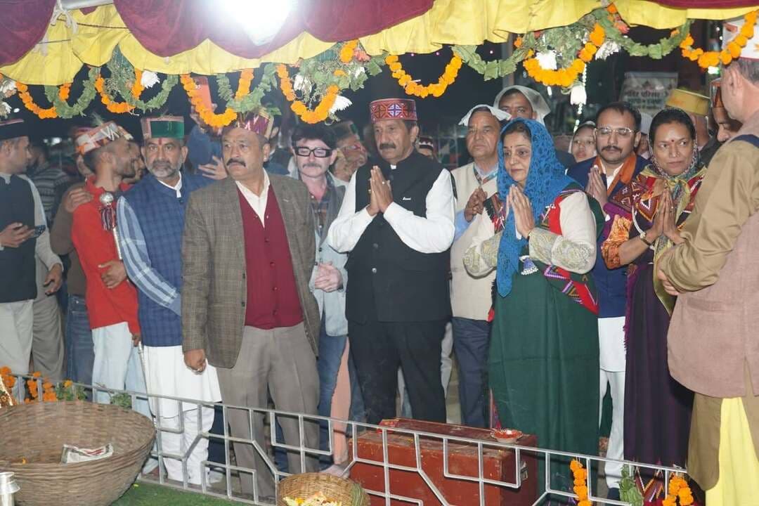 कुल्लू दशहरा से दुनिया तक पहुंच रही हिमाचल की सांस्कृतिक विरासत: मुकेश अग्निहोत्री
अंतर्राष्ट्रीय कलाकारों ने ग्लोबल डांस में बिखेरे संस्कृति के रंग, पहाड़ी नाटी पर थिरके विदेशी कलाकार
उप मुख्यमंत्री ने भगवान रघुनाथ जी के दर्शन कर लिया आशीर्वाद, विभागीय प्रदर्शनियों का भी किया अवलोकन
कुल्लू, 22 अक्तूबर। उप मुख्यमंत्री मुकेश अग्निहोत्री ने कहा कि अंतरराष्ट्रीय कुल्लू दशहरा हिमाचल प्रदेश का सबसे बड़ा मेला है, जो प्रदेश की समृद्ध सांस्कृतिक विरासत, लोक परंपराओं और देव संस्कृति को देश-दुनिया तक पहुंचा रहा है। कुल्लू-मनाली का नाम हिमाचल की पहचान के साथ जुड़ा है और कुल्लू दशहरा लंबे समय से पूरे गौरव और उत्साह के साथ मनाया जाता रहा है। समय के साथ इस उत्सव के स्वरूप में व्यापक बदलाव आया है और आज यह भव्य अंतरराष्ट्रीय आयोजन के रूप में अपनी पहचान मजबूत कर रहा है।
मुकेश अग्निहोत्री ने यह बात कुल्लू के ढालपुर स्थित रथ मैदान में आयोजित ग्लोबल डांस कार्यक्रम में विभिन्न देशों और प्रदेशों के कलाकारों की सांस्कृतिक प्रस्तुतियां देखने के बाद कही। उन्होंने कहा कि कुल्लू दशहरा के ऐतिहासिक महत्व के साथ-साथ इसके आयोजन में नए आकर्षण भी जुड़ रहे हैं। ग्लोबल डांस कार्यक्रम और राम राज्य की अवधारणा पर आधारित लेजर शो और ड्रोन शो ने मेले की भव्यता को और बढ़ाया है। दुनिया भर के लोग कुल्लू दशहरा का इंतजार करते हैं और यह उत्सव अंतरराष्ट्रीय स्तर पर प्रदेश की सांस्कृतिक पहचान को नई ऊंचाइयां दे रहा है।
उप मुख्यमंत्री ने कहा कि कुल्लू दशहरा के स्वरूप में आए बदलाव और इसे अधिक भव्य बनाने के लिए स्थानीय विधायक सुंदर सिंह ठाकुर के प्रयास सराहनीय हैं। आयोजन में नए प्रयोग किए जा रहे हैं, जिससे मेले का आकर्षण बढ़ा है। उन्होंने कुल्लू दशहरा के सफल आयोजन के लिए सभी को बधाई देते हुए आशा जताई कि यह उत्सव भविष्य में भी इसी तरह नई ऊंचाइयों को छूता रहेगा।
मुकेश अग्निहोत्री ने कहा कि ग्लोबल डांस कार्यक्रम विभिन्न देशों और संस्कृतियों के बीच आपसी समझ, सद्भाव और मित्रता को मजबूत करने का प्रभावी माध्यम है। इस बार करीब 15 देशों के कलाकार कुल्लू पहुंचे हैं। ग्लोबल डांस में संयुक्त राज्य अमेरिका, रूस, इंडोनेशिया, कजाकिस्तान और मलेशिया सहित विभिन्न देशों के कलाकारों के साथ लद्दाख, स्पीति और हिमाचल प्रदेश के कलाकार भी अपनी पारंपरिक वेशभूषा में सांस्कृतिक प्रस्तुतियां दीं। इन प्रस्तुतियों के माध्यम से कलाकारों ने अपने-अपने क्षेत्रों की लोक संस्कृति, परंपराओं और जीवनशैली की झलक पेश की।
उन्होंने कहा कि ऐसे सांस्कृतिक आदान-प्रदान से हिमाचल के लोगों को दूसरे देशों की संस्कृति को करीब से जानने का अवसर मिलता है, वहीं विदेशी कलाकारों को हिमाचल की समृद्ध लोक कला और परंपराओं से परिचित होने का मौका मिलता है। अंतरराष्ट्रीय कलाकारों की भागीदारी से हिमाचली संस्कृति कमजोर नहीं होती, बल्कि उसकी विशिष्टता और अधिक निखरकर सामने आती है। विभिन्न संस्कृतियों के संगम के बीच हिमाचल की लोक परंपराएं अपनी अलग पहचान बनाए रखती हैं।
ग्लोबल डांस कार्यक्रम के दौरान विभिन्न देशों और क्षेत्रों के कलाकारों ने अपनी पारंपरिक वेशभूषा में मनमोहक नृत्य प्रस्तुत किए। पहाड़ी गीत लगा डोलो रा धमाका की धुन पर जब नाटी प्रस्तुत की गई तो विदेशी कलाकार भी इसकी लय पर थिरक उठे। इस सामूहिक नृत्य ने सांस्कृतिक एकता, आपसी सद्भाव और मैत्री का संदेश दिया।
उप मुख्यमंत्री ने भगवान रघुनाथ जी के शिविर में पहुंचकर दर्शन किए और आशीर्वाद प्राप्त किया। उन्होंने दशहरा उत्सव में लगाई गई विभिन्न विभागीय प्रदर्शनियों का अवलोकन भी किया। इसके अतिरिक्त वह लाल चंद प्रार्थी कला केंद्र में आयोजित कुल्लू दशहरा की दूसरी सांस्कृतिक संध्या में मुख्य अतिथि के रूप में शामिल हुए।
इस अवसर पर हिमाचल कांग्रेस प्रभारी रजनी पाटिल, विधायक कुल्लू सुंदर सिंह ठाकुर, मिल्कफेड के अध्यक्ष बुद्धि सिंह ठाकुर, एपीएमसी कुल्लू एवं लाहौल-स्पीति के अध्यक्ष राम सिंह मियां, जिला कांग्रेस कमेटी के अध्यक्ष शेष राम आजाद, महासचिव वीरेंद्र कुमार, उपायुक्त कुल्लू अमित कुमार शर्मा, पुलिस अधीक्षक अभिषेक एस. पायसकर, नगर परिषद कुल्लू की अध्यक्ष आशा ठाकुर, उपाध्यक्ष शालिनी सहित अन्य गणमान्य व्यक्ति उपस्थित रहे।