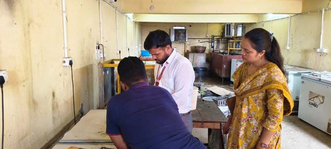 देवघर खाद्य सुरक्षा विभाग की कई प्रतिष्ठानों पर छापेमारी