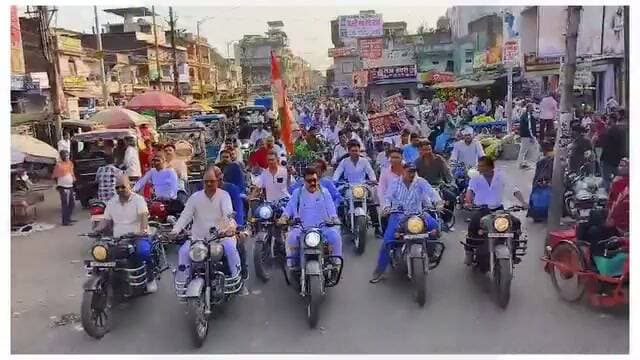 ‘वोट बचाओ, देश बचाओ’ अभियान के तहत सीधी में कांग्रेस की जनजागरूकता पहल, अध्यक्ष ज्ञान सिंह चौहान के साथ सैकड़ों लोग हुए शामिल
लोकतंत्र और मतदाता अधिकारों की सुरक्षा का संदेश लेकर जुटे लोग; अभियान के माध्यम से चुनावी प्रक्रिया में पारदर्शिता और मताधिकार के महत्व पर जोर
प्राइड कदम समाचार | जिला ब्यूरो प्रमुख सीधी : विनय कुमार त्रिपाठी
सीधी। ‘वोट बचाओ, देश बचाओ’ अभियान के तहत सीधी में कांग्रेस अध्यक्ष ज्ञान सिंह चौहान के साथ सैकड़ों लोगों की सहभागिता सामने आई। अभियान के माध्यम से मतदाता अधिकारों की सुरक्षा, लोकतांत्रिक मूल्यों और मतदान प्रक्रिया में पारदर्शिता जैसे मुद्दों को प्रमुखता से उठाया गया।