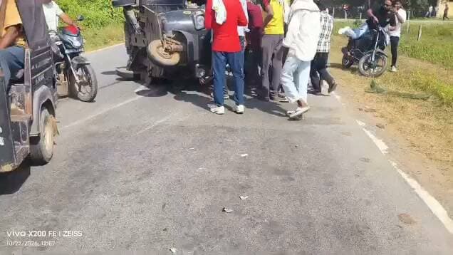 🚨 मझौली में कॉलेज के पास तेज रफ्तार ऑटो पलटा, चालक गंभीर रूप से घायल! आखिर बेलगाम ऑटो चालकों पर कब कसेगा शिकंजा?
ओवरलोड सवारी, तेज रफ्तार, रॉन्ग साइड और यातायात नियमों की अनदेखी से बढ़ रहा हादसों का खतरा; क्या किसी बड़े हादसे के इंतजार में बैठा है परिवहन विभाग?
प्राइड कदम समाचार | जिला ब्यूरो प्रमुख सीधी : विनय कुमार त्रिपाठी
सीधी/मझौली। सीधी जिले में ऑटो चालकों की मनमानी और यातायात नियमों की अनदेखी को लेकर एक बार फिर गंभीर सवाल खड़े हो रहे हैं। मझौली थाना अंतर्गत कॉलेज के पास तेज रफ्तार से जा रहा एक ऑटो पलट गया। बताया जा रहा है कि ऑटो मझौली से महान की ओर जा रहा था। हादसे में चालक बुरी तरह घायल हो गया। घटना ने एक बार फिर सड़क सुरक्षा और ऑटो संचालन की व्यवस्था पर सवाल खड़े कर दिए हैं। हालांकि, हादसे के कारणों और चालक की चोटों की गंभीरता की आधिकारिक पुष्टि होना बाकी है।
⚫ जिले में बेलगाम ऑटो संचालन पर कब लगेगी लगाम?
सीधी जिले की सड़कों पर ऑटो संचालन को लेकर लगातार शिकायतें सामने आती रही हैं। कहीं क्षमता से अधिक सवारियां बैठाने के आरोप हैं, तो कहीं तेज रफ्तार और रॉन्ग साइड वाहन चलाने की शिकायतें। बीच सड़क पर ऑटो रोककर सवारियां बैठाना, यातायात व्यवस्था बाधित करना और यात्रियों के साथ कथित बदसलूकी जैसी समस्याएं भी चिंता का विषय हैं।
सबसे गंभीर सवाल नशे की हालत में वाहन चलाने की आशंका को लेकर है। यदि चालक नशे में वाहन चलाते हैं, तो यह केवल यातायात नियमों का उल्लंघन नहीं, बल्कि यात्रियों और सड़क पर चलने वाले अन्य लोगों की सुरक्षा के साथ खिलवाड़ है। ऐसे मामलों में जांच और नियमानुसार सख्त कार्रवाई आवश्यक है।
🔴 यात्रियों की सुरक्षा भगवान भरोसे क्यों?
ऑटो में सफर करने वाले यात्रियों की सुरक्षा सुनिश्चित करना वाहन चालक की जिम्मेदारी है। इसके बावजूद यदि क्षमता से अधिक सवारियां बैठाई जाती हैं, निर्धारित गति सीमा की अनदेखी होती है और वाहन मनमाने तरीके से चलाए जाते हैं, तो दुर्घटना का खतरा बढ़ना स्वाभाविक है।
सवाल यह है कि क्या ऑटो चालकों की मनमानी पर प्रभावी निगरानी हो रही है? क्या परिवहन विभाग और यातायात पुलिस नियमित जांच कर रहे हैं? क्या ओवरलोडिंग, तेज रफ्तार, रॉन्ग साइड और नशे में वाहन चलाने वालों के खिलाफ लगातार कार्रवाई की जा रही है?
हादसे के बाद जागेगा प्रशासन या पहले होगी कार्रवाई?
मझौली में कॉलेज के पास ऑटो पलटने की घटना को चेतावनी के रूप में लिया जाना चाहिए। प्रशासन को क्षेत्र में संचालित ऑटो की जांच, चालकों के दस्तावेजों का सत्यापन, वाहन की फिटनेस, बीमा, परमिट और निर्धारित यात्री क्षमता की जांच सुनिश्चित करनी चाहिए। साथ ही, तेज रफ्तार और नशे में वाहन चलाने की शिकायतों पर प्रभावी कार्रवाई होनी चाहिए।
जनता का सवाल साफ है—सड़क पर चलने वाले यात्रियों की जान की जिम्मेदारी आखिर किसकी है?
अगर नियमों का उल्लंघन हो रहा है, तो केवल औपचारिक कार्रवाई से काम नहीं चलेगा। जरूरत है नियमित जांच, जवाबदेही और नियम तोड़ने वालों के खिलाफ सख्त कार्रवाई की।
अब देखना यह है कि मझौली की इस घटना के बाद जिम्मेदार विभाग यातायात व्यवस्था सुधारने के लिए ठोस कदम उठाते हैं या फिर किसी अगली दुर्घटना के बाद ही कार्रवाई की याद आएगी।