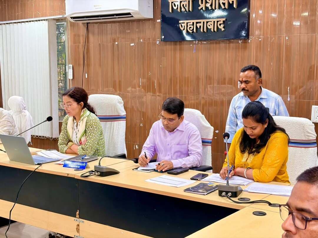 ☀️⚡ पीएम सूर्य घर योजना की जिला पदाधिकारी ने की समीक्षा; लंबित ऋण वितरण एवं सोलर इंस्टॉलेशन में तेजी लाने के सख्त निर्देश!
🏛️ जिला पदाधिकारी, जहानाबाद श्रीमती छिरिङ वाई भूटिया की अध्यक्षता में प्रधानमंत्री सूर्य घर मुफ्त बिजली योजना की समीक्षात्मक बैठक आयोजित हुई।
🏦 ‘बैंक चलो अभियान’ में मात्र 12 ऋण वितरण एवं 10 ऋण स्वीकृति पर जिला पदाधिकारी ने खेद व्यक्त करते हुए बैंक प्रबंधकों को लंबित आवेदनों के शीघ्र निष्पादन का निर्देश दिया।
🔆 37 लंबित सोलर इंस्टॉलेशन अगले 2–3 दिनों में पूर्ण करने के निर्देश।
📢 28 अक्टूबर को आयोजित होगा सोलर ऋण मेला! सभी विभागों को अधिकाधिक आवेदन सृजित कराने एवं पात्र लाभुकों को योजना से जोड़ने का निर्देश।
🌞 सौर ऊर्जा अपनाएँ, बिजली बिल में बचत करें और स्वच्छ ऊर्जा की ओर कदम बढ़ाएँ!
#जहानाबाद #पीएम_सूर्य_घर_योजना #सौर_ऊर्जा #सोलर_ऋण_मेला जिला_प्रशासन #विकसित भारत, समृद्ध बिहार, आदर्श जहानाबाद।