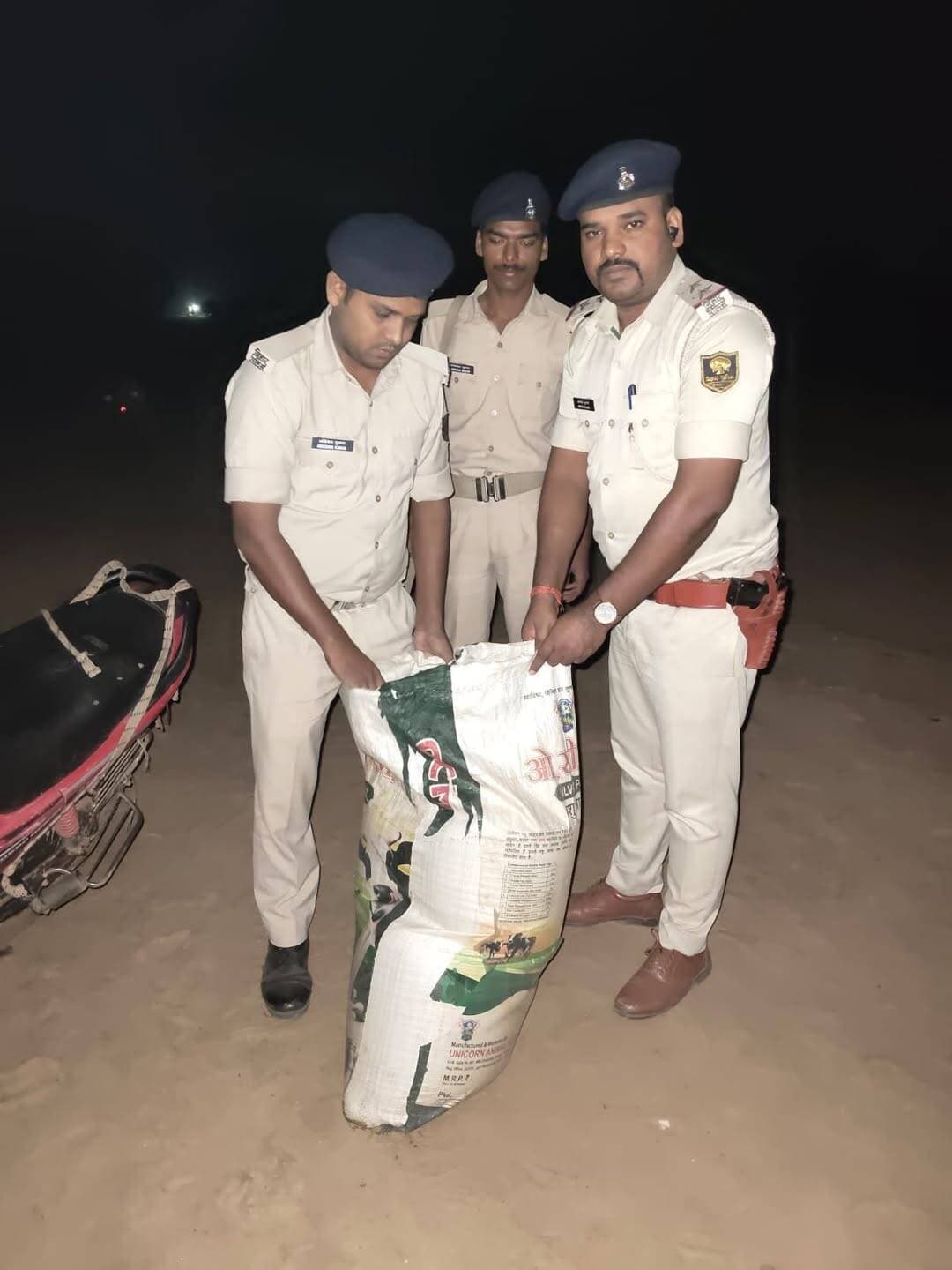 बबुरा थाना क्षेत्र स्थित कोल्हरामपुर धर्म कांटा सड़क समीप चोरी की बाइक व 60 लीटर देशी शराब बरामद किया गया है। धंधेबाज अंधेरे का फायदा उठा भागने में सफल हो गया।