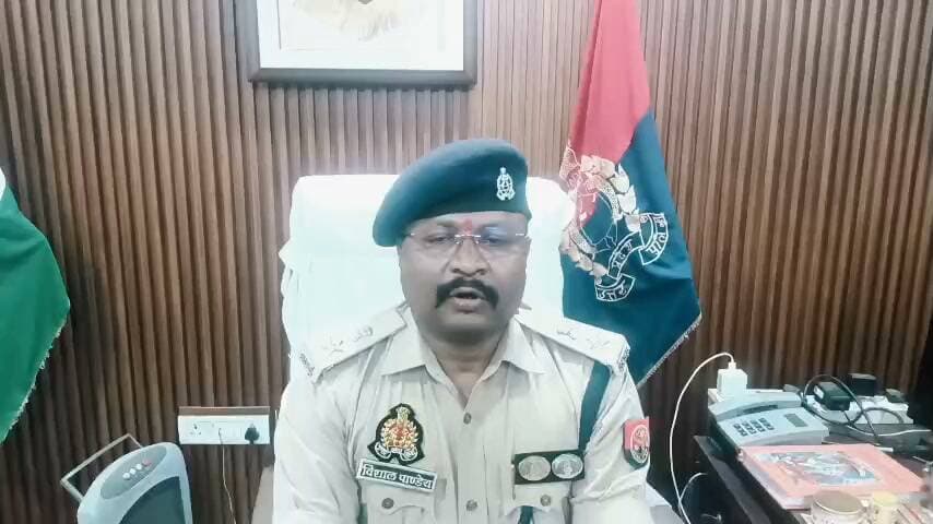 बलरामपुर पुलिस द्वारा आमजनमानस को अवगत कराना है कि थाना तुलसीपुर अन्तर्गत परमजीत नामक व्यक्ति द्वारा ट्रक के टायर को चोरी किये जाने की घटना की सूचना दी गई, इस सूचना पर रंजीत सैनी थाने पर आए उनकी तबीयत अचानक काफी खराब होने पर पुलिस द्वारा कार्यवाही करते हुए तत्काल सी0एच0सी0 ले जाया गया, जहां पर इलाज किया जा रहा था तबीयत और अधिक गम्भीर होने पर तत्काल उन्हे 108 एम्बुलेंस के माध्यम से जिला चिकित्सालय लाया गया जहां दौराने इलाज चिकित्सक टीम द्वारा श्री रंजीत सैनी को मृत घोषित कर दिया गया। नियमानुसार सभी पहलुओं की जांच की जा रही है। पुलिस द्वारा की गई त्वरित कार्यवाही के संबंध में *अपर पुलिस अधीक्षक बलरामपुर महोदय* की बाइट