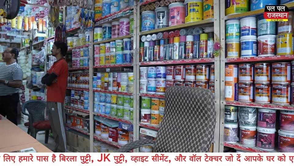 राजस्थान के उदयपुर जिले के झाड़ोल क्षेत्र में सांडोल माता नर्सरी स्थित एनीकट के पानी में अज्ञात युवती का शव मिलने की खबर सामने आई है। शव दिखाई देने पर ग्रामीणों ने पुलिस को सूचना दी। घटना की जानकारी के बाद मौके पर लोगों की भीड़ जुट गई।
दी गई जानकारी के अनुसार, युवती की पहचान अभी नहीं हो पाई है। उसकी मौत किन परिस्थितियों में हुई और वह एनीकट तक कैसे पहुंची, यह जांच का विषय है। मौत के कारणों को लेकर अभी कोई निष्कर्ष सामने नहीं आया है।
पुलिस की जांच, शव की पहचान और पोस्टमार्टम रिपोर्ट के बाद ही मामले से जुड़ी अधिक जानकारी स्पष्ट हो सकेगी।
Pal Pal Rajasthan पर देखिए उदयपुर और राजस्थान की ताजा खबरें।
#udaipur_khabar #udaipur_khabar #udaipurite #udaipur_updates #udaipurdairies #hindinews #udaipurnews #udaipurvlog #hindinews #udaipurdairies
#Jhadol #UdaipurNews #JhadolNews #RajasthanNews #BreakingNews #SandolMata #Anicut #UdaipurBreaking #UnknownBody #UnidentifiedWoman #DeadBodyFound #UdaipurCrime #JhadolPolice #PoliceInvestigation #RajasthanBreaking #HindiNews #LatestNews #UdaipurUpdate #JhadolUpdate #CrimeNews #RajasthanCrime #LocalNews #UdaipurDistrict