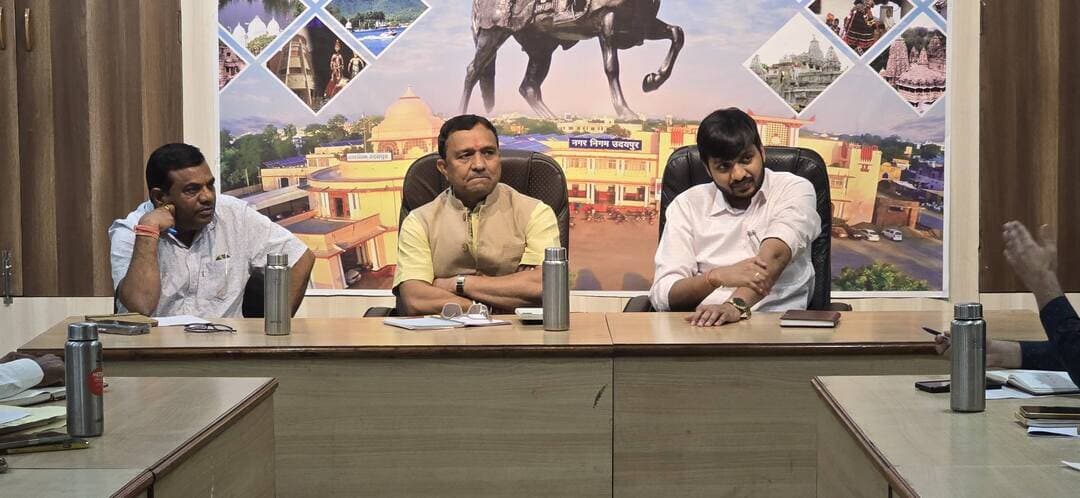 उदयपुर। शहर में झूलते बिजली के तारों, विद्युत पोलों के आसपास पेड़ों की टहनियों और अव्यवस्थित खंभों की समस्या को लेकर महापौर पारस सिंघवी और नगर निगम आयुक्त अभिषेक खन्ना ने गुरुवार को नगर निगम में आरएसईबी अधिकारियों के साथ बैठक की। बैठक में जनसुरक्षा और शहर की सुंदरता को प्राथमिकता देते हुए समस्याओं का जल्द समाधान करने के निर्देश दिए गए।
महापौर पारस सिंघवी ने कहा कि शहर के विभिन्न वार्डों में बिजली के खंभों के पास पेड़ों की टहनियां विद्युत तारों के संपर्क में आने की आशंका बनी हुई है। इस संबंध में पार्षदों की ओर से लगातार शिकायतें मिल रही हैं। उन्होंने विद्युत विभाग को तत्काल छंगाई करवाने और संभावित हादसों को रोकने के निर्देश दिए।
बैठक में स्मार्ट सिटी क्षेत्रों और पुराने शहर की संकरी गलियों में नीचे तक झूल रहे बिजली के तारों को व्यवस्थित करने पर भी जोर दिया गया। विद्युत पोलों पर निजी व्यक्तियों की ओर से डाले गए अनधिकृत तारों को हटाने की कार्रवाई करने के निर्देश दिए गए। वहीं, उदियापोल क्षेत्र में खुले पड़े हाई पावर विद्युत तारों का तत्काल निरीक्षण कर आवश्यक मरम्मत करने को कहा गया।