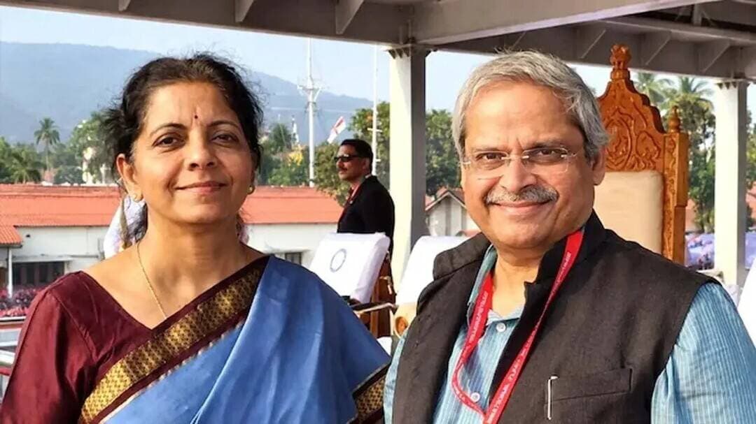 SIR-এর বিরুদ্ধে আন্দোলনে নামছেন নির্মলা সীতারামনের স্বামী পরাকলা প্রভাকর
ভোটার তালিকার বিশেষ নিবিড় সংশোধন (SIR) প্রক্রিয়ার বিরোধিতা করে আন্দোলনে নামার ঘোষণা দিয়েছেন কেন্দ্রীয় অর্থমন্ত্রী নির্মলা সীতারামনের স্বামী তথা অর্থনীতিবিদ পরাকলা প্রভাকর। ২৩ অক্টোবর এই আন্দোলনে যোগ দেওয়ার কথা রয়েছে তাঁর। মুখ্য নির্বাচন কমিশনার জ্ঞানেশ কুমারের পদত্যাগসহ একাধিক দাবি তুলেছেন তিনি।