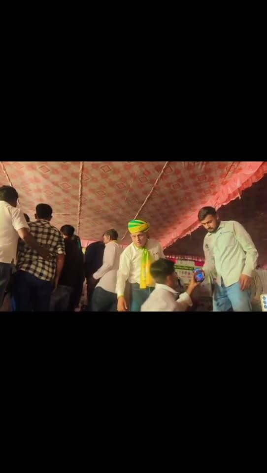 हनुमान बेनीवाल का RLP के उम्मीदवार माला पहनाकर स्वागत करते हुए!! #भोपालगढ़ में!!