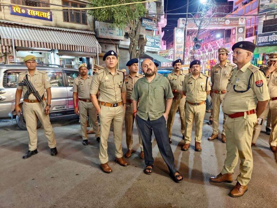 भरत मिलाप पर्व को लेकर जिलाधिकारी एवं पुलिस अधीक्षक सहित वरिष्ठ अधिकारियों ने प्रतापगढ़ शहर में पैदल गश्त कर सुरक्षा व्यवस्था का लिया जायजा-
*➡️ भरत मिलाप पर्व को सकुशल एवं शांतिपूर्ण ढंग से संपन्न कराने के दृष्टिगत जिलाधिकारी प्रतापगढ़ श्री अभिषेक पाण्डेय एवं पुलिस अधीक्षक प्रतापगढ़ श्री दीपक भूकर द्वारा अपर पुलिस अधीक्षक (पूर्वी) श्री आलोक कुमार, अपर पुलिस अधीक्षक (पश्चिमी) श्री बृजनन्दन राय, क्षेत्राधिकारी नगर श्री आशुतोष मिश्रा, क्षेत्राधिकारी लालगंज श्री राजीव द्विवेदी एवं क्षेत्राधिकारी कार्यालय श्री प्रेम प्रकाश सिंह के साथ थाना कोतवाली नगर क्षेत्रांतर्गत पैदल गश्त की गई।*
➡️ पैदल गश्त के दौरान अधिकारियों द्वारा प्रमुख मार्गों एवं भीड़भाड़ वाले क्षेत्रों में सुरक्षा व्यवस्था का जायजा लिया गया तथा ड्यूटी पर तैनात पुलिसकर्मियों को सतर्कता के साथ अपने कर्तव्यों का निर्वहन करने हेतु आवश्यक दिशा-निर्देश दिए गए।
➡️ प्रतापगढ़ पुलिस द्वारा भरत मिलाप पर्व को शांतिपूर्ण एवं सकुशल संपन्न कराने तथा शांति एवं कानून-व्यवस्था बनाए रखने हेतु निरंतर सतर्कता बरती जा रही है।