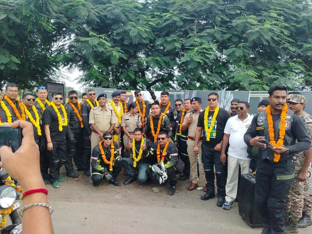 146 पुलिस राइडर्स की रैली का देवास में स्वागत, नशामुक्त भारत का दिया संदेश
भोपाल बायपास पर देवास पुलिस ने संभाली सुरक्षा की कमान, 31 अक्टूबर को गुजरात के एकता नगर पहुंचेगी रैली
देवास। राष्ट्रीय एकता और नशामुक्त भारत का संदेश लेकर निकली 146 पुलिस राइडर्स की मोटरसाइकिल रैली का गुरुवार को देवास में ससम्मान स्वागत किया गया। भोपाल से रवाना हुई इस रैली के सुरक्षित आवागमन के लिए देवास पुलिस ने भोपाल बायपास पर विशेष यातायात और सुरक्षा व्यवस्था की। पुलिस राइडर्स को निर्धारित मार्ग से सुरक्षित निकालकर उनके अगले गंतव्य के लिए रवाना किया गया।
रैली को 22 अक्टूबर को भोपाल के लाल परेड ग्राउंड से मध्यप्रदेश के पुलिस महानिदेशक कैलाश मकवाणा ने हरी झंडी दिखाकर रवाना किया था। इसमें 13 राज्यों के 139 पुलिस राइडर्स और मध्यप्रदेश पुलिस के 7 राइडर्स सहित कुल 146 प्रतिभागी शामिल हैं, जो 14 राज्यों का प्रतिनिधित्व कर रहे हैं।
सुरक्षा के लिए तैनात रहा पुलिस बल
रैली के देवास जिले की सीमा में प्रवेश को देखते हुए पुलिस अधीक्षक पुनीत गेहलोद के निर्देशन में विशेष इंतजाम किए गए। निर्धारित मार्ग पर पुलिस बल तैनात कर यातायात को सुचारू बनाए रखा गया, ताकि राइडर्स का आवागमन सुरक्षित और निर्बाध रहे। देवास पुलिस ने भोपाल बायपास पर रैली का स्वागत कर उसे अगले पड़ाव के लिए रवाना किया।
‘फाइट अगेंस्ट ड्रग्स’ का संदेश
यह रैली केवल मोटरसाइकिल यात्रा नहीं, बल्कि राष्ट्रीय एकता, अखंडता और नशामुक्त समाज के निर्माण का संदेश देने की पहल है। ‘फाइट अगेंस्ट ड्रग्स’ के संदेश के जरिए युवाओं को नशीले पदार्थों से दूर रहने और आमजन को नशे के दुष्प्रभावों के प्रति जागरूक करने का प्रयास किया जा रहा है।
31 अक्टूबर को एकता नगर पहुंचेगी रैली
विभिन्न राज्यों और जिलों से गुजरने के बाद रैली 31 अक्टूबर को गुजरात के एकता नगर (केवड़िया) पहुंचेगी। यहां शामिल पुलिस राइडर्स राष्ट्रीय एकता दिवस की परेड में सहभागिता करेंगे।