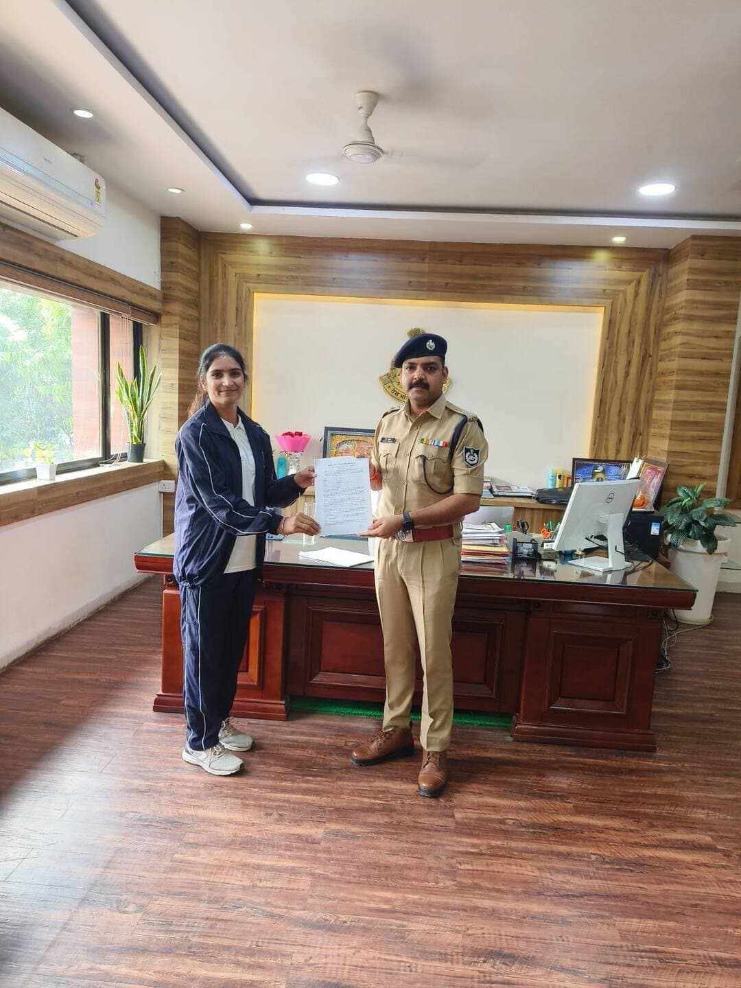 देवास पुलिस को मिले 128 नए आरक्षक, 10 को एसपी ने सौंपे नियुक्ति पत्र
पुनीत गेहलोद ने कहा—पुलिस सेवा रोजगार नहीं, समाज और राष्ट्र की सेवा का दायित्व
देवास। मध्यप्रदेश पुलिस आरक्षक भर्ती प्रक्रिया-2025 के तहत देवास जिला पुलिस को 128 नवचयनित आरक्षक मिले हैं। गुरुवार को पुलिस अधीक्षक पुनीत गेहलोद ने इनमें से 10 नव आरक्षकों को नियुक्ति पत्र प्रदान किए। इस दौरान उन्होंने युवाओं को अनुशासन, ईमानदारी, कर्तव्यनिष्ठा और जनसेवा के मूल्यों के साथ पुलिस सेवा की जिम्मेदारी निभाने का संदेश दिया।
एसपी गेहलोद ने कहा कि पुलिस की भूमिका केवल कानून-व्यवस्था बनाए रखने तक सीमित नहीं है, बल्कि आमजन की सुरक्षा और समाज के प्रति संवेदनशीलता भी इसकी महत्वपूर्ण जिम्मेदारी है। प्रत्येक पुलिसकर्मी को पूरी निष्ठा और समर्पण के साथ अपने कर्तव्यों का निर्वहन करना चाहिए।
प्रशिक्षण के बाद संभालेंगे जिम्मेदारी
नियुक्ति पत्र प्राप्त करने वाले सभी 10 आरक्षक निर्धारित पुलिस प्रशिक्षण केंद्रों के लिए रवाना होंगे। प्रशिक्षण पूरा करने के बाद वे पुलिस बल में शामिल होकर कानून-व्यवस्था मजबूत करने, जनसुरक्षा सुनिश्चित करने और सामुदायिक पुलिसिंग को प्रभावी बनाने में योगदान देंगे।
संघर्ष से सफलता तक की कहानी
चयनित अभ्यर्थियों में ऐसे युवा भी शामिल हैं, जिन्होंने कठिन परिस्थितियों और सीमित संसाधनों के बावजूद मेहनत के दम पर सफलता हासिल की है। उनकी उपलब्धि यह संदेश देती है कि दृढ़ इच्छाशक्ति, आत्मविश्वास और निरंतर परिश्रम से लक्ष्य प्राप्त किया जा सकता है।
देवास पुलिस ने सभी नवचयनित आरक्षकों का पुलिस परिवार में स्वागत करते हुए उनके उज्ज्वल भविष्य और सफल सेवाकाल की शुभकामनाएं दीं।