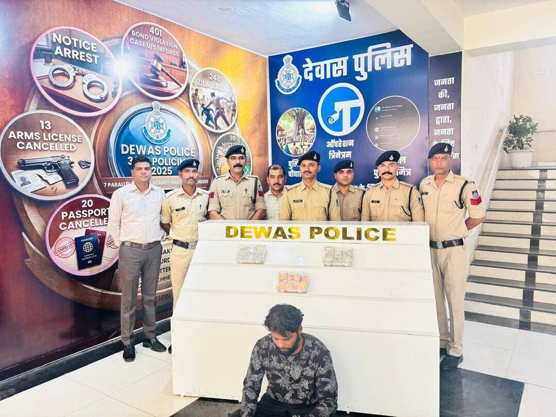 देवास की मोबाइल चोरी से खुला 5 राज्यों के 22 जिलों का नेटवर्क, 400 मोबाइल बरामद
डेढ़ करोड़ के मोबाइल और 6 लाख रुपये नकद जब्त, अंतरराज्यीय गिरोह के तीन आरोपी गिरफ्तार
ऑपरेशन त्रिनेत्रम्: सीसीटीवी फुटेज से शुरू हुई जांच पहुंची संगठित चोरी के नेटवर्क तक, विदेशों में मोबाइल तस्करी की आशंका
देवास। देवास में मिठाई की दुकानों पर नाश्ता करते समय दो लोगों के मोबाइल चोरी हुए। पुलिस ने सीसीटीवी फुटेज खंगाले तो जांच की कड़ियां एक ऐसे अंतरराज्यीय नेटवर्क तक पहुंच गईं, जिसका संबंध पांच राज्यों और 22 जिलों में हुई मोबाइल चोरियों से सामने आया है। कोतवाली पुलिस ने कार्रवाई करते हुए गिरोह के तीन आरोपियों को गिरफ्तार किया है। उनके कब्जे से करीब 1.50 करोड़ रुपये कीमत के 400 मोबाइल फोन और 6 लाख रुपये नकद जब्त किए गए हैं। पुलिस को आशंका है कि चोरी के मोबाइल विदेशों तक पहुंचाए जा रहे थे। इस पहलू पर जांच जारी है।
दो मोबाइल चोरी से शुरू हुई जांच
पुलिस के मुताबिक, 13 सितंबर को जयश्री नगर निवासी सोमेश जोशी का मोबाइल एबी रोड स्थित अपना स्वीट्स पर नाश्ता करते समय चोरी हो गया था। इसी तरह 21 सितंबर को पीठा रोड स्थित तिवारी स्वीट्स पर लकी जलोदकर का मोबाइल चोरी हुआ। दोनों मामलों में कोतवाली थाने में प्रकरण दर्ज किए गए।
लगातार हुई इन घटनाओं की जांच के लिए पुलिस अधीक्षक पुनीत गेहलोद के निर्देश पर टीम गठित की गई। अतिरिक्त पुलिस अधीक्षक गजेंद्र सिंह वर्धमान के मार्गदर्शन और नगर पुलिस अधीक्षक सुमित अग्रवाल के निर्देशन में पुलिस ने ऑपरेशन त्रिनेत्रम् के तहत सीसीटीवी फुटेज खंगाले। संदिग्धों की गतिविधियों, तकनीकी साक्ष्यों और मुखबिरों से मिली जानकारी के आधार पर जांच आगे बढ़ी और चोरी के मोबाइल खरीदने-बेचने वाले नेटवर्क का खुलासा हुआ।
चोरों से लेकर मुख्य रिसीवर तक पहुंची पुलिस
पुलिस के अनुसार, गिरोह के सदस्य भीड़भाड़ वाले बाजारों, रेलवे स्टेशनों और सार्वजनिक स्थानों पर लोगों के मोबाइल चोरी करते थे। इसके बाद चोरी के फोन अलग-अलग माध्यमों से इंदौर पहुंचाए जाते थे। यहां शुभम राठौर कथित तौर पर मुख्य रिसीवर के रूप में काम करता था और चोरी के मोबाइल की खरीद-फरोख्त कराता था।
पुलिस ने मनीष पारदी, सूरज सिंह पारदी और शुभम राठौर को गिरफ्तार किया है। जांच में सामने आए तथ्यों के आधार पर प्रकरण में भारतीय न्याय संहिता की धारा 112(2) और 317(4) भी जोड़ी गई हैं।
पांच राज्यों के 22 जिलों तक फैला नेटवर्क
पुलिस के मुताबिक, जब्त मोबाइल मध्यप्रदेश, महाराष्ट्र, गुजरात और राजस्थान के विभिन्न जिलों के साथ केंद्रशासित प्रदेश दमन से संबंधित चोरी की घटनाओं से जुड़े पाए गए हैं। इनमें देवास, इंदौर, उज्जैन, धार, छतरपुर, मुंबई-ठाणे, नासिक, जलगांव, कोल्हापुर, अहमदाबाद, वडोदरा, भरूच, जयपुर और अजमेर सहित कई क्षेत्र शामिल हैं।
इस कार्रवाई में बरामद 400 मोबाइल की अनुमानित कीमत 1.50 करोड़ रुपये बताई गई है। इसके अलावा 6 लाख रुपये नकद भी जब्त किए गए हैं। इस तरह कुल 1.56 करोड़ रुपये का मश्रुका जब्त किया गया है।
विदेशों तक तस्करी की आशंका, जांच जारी
पुलिस को संदेह है कि इंदौर में एकत्र किए गए चोरी के मोबाइल अन्य एजेंटों के माध्यम से विदेशों में सप्लाई किए जाते थे। हालांकि, विदेशों तक तस्करी के नेटवर्क और इसमें शामिल अन्य लोगों की भूमिका की पुष्टि के लिए पुलिस आगे की जांच कर रही है। गिरोह से जुड़े अन्य लोगों और मोबाइल चोरी की शेष घटनाओं के संबंध में भी जानकारी जुटाई जा रही है।
आरोपियों का आपराधिक रिकॉर्ड भी सामने आया
पुलिस के अनुसार, मुख्य रिसीवर बताए गए शुभम राठौर के खिलाफ इंदौर के विभिन्न थानों में चोरी सहित कई मामले दर्ज हैं। वहीं सूरज सिंह और मनीष पारदी के खिलाफ भी पूर्व में आपराधिक प्रकरण दर्ज होने की जानकारी दी गई है। पुलिस इन मामलों और मौजूदा नेटवर्क के बीच संबंधों की जांच कर रही है।
पुलिस की अपील: बिना बिल मोबाइल न खरीदें
देवास पुलिस ने लोगों से अपील की है कि भीड़भाड़ वाले स्थानों पर मोबाइल और कीमती सामान का ध्यान रखें। बिना वैध बिल और स्वामित्व की पुष्टि किए मोबाइल न खरीदें। मोबाइल चोरी होने पर तत्काल पुलिस को सूचना दें और संचार साथी पोर्टल के माध्यम से फोन ब्लॉक कराने की प्रक्रिया अपनाएं।
कार्रवाई में कोतवाली थाना प्रभारी शशिकांत चौरसिया सहित पुलिस टीम और साइबर सेल के कर्मचारियों की महत्वपूर्ण भूमिका रही।