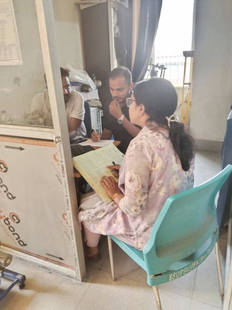 जिला दिव्यांगजन सशक्तिकरण कोषांग सारण से प्राप्त सूचनानुसार संबल योजना एवं एडीप (ADIP) योजना के अंतर्गत दिव्यांगजनों को सहायक उपकरण एवं कृत्रिम अंग उपलब्ध कराने हेतु विशेष परीक्षण-सह-आवेदन हेतु बुनियाद केंद्र सदर में शिविर का आयोजन किया गया।
शिविर में बैटरी चालित ट्राईसाइकिल, हस्तचालित ट्राईसाइकिल, व्हीलचेयर, बैसाखी, श्रवण यंत्र, सीपी चेयर एवं कृत्रिम अंग सहित विभिन्न सहायक उपकरणों के लिए परीक्षण एवं आवेदन की प्रक्रिया पूरी की गई।
आगामी शिविर का कार्यक्रम निम्नवत है:
- 23–24 अक्टूबर 2026: प्रखंड कार्यालय, बनियापुर।
- 26–27 अक्टूबर 2026: प्रखंड कार्यालय, दरियापुर।
- 28–29 अक्टूबर 2026: प्रखंड कार्यालय, अमनौर।
- 30–31 अक्टूबर 2026: प्रखंड कार्यालय, मांझी।
शिविर का समय प्रतिदिन सुबह 11 बजे से शाम 4 बजे तक निर्धारित है।
योजना का लाभ लेने हेतु दिव्यांगता प्रतिशत न्यूनतम 40%, वार्षिक आय अधिकतम ₹2 लाख तथा बिहार राज्य का स्थायी निवासी होना आवश्यक है। सामान्यतः आवेदक की आयु कम-से-कम 5 वर्ष होनी चाहिए; विशेष हस्तक्षेप के मामलों में आयु संबंधी छूट का प्रावधान है।
इच्छुक पात्र दिव्यांगजन आधार कार्ड, पासपोर्ट आकार का फोटो, दिव्यांगता प्रमाण पत्र, आय प्रमाण पत्र एवं निवास प्रमाण पत्र के साथ संबंधित शिविर में उपस्थित होकर आवेदन कर सकते हैं।