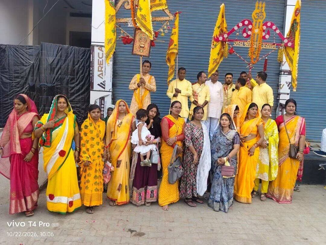 बांदा में एकादशी पर निकली खाटूश्याम जी की मासिक पैदल यात्रा, जय श्री श्याम के जयकारों से गूंजा शहर
बांदा। एकादशी के पावन अवसर पर बांदा में खाटूश्याम जी की मासिक पैदल यात्रा श्रद्धा और भक्तिभाव के साथ निकाली गई। हर माह की भांति आयोजित इस यात्रा में बड़ी संख्या में श्रद्धालुओं ने भाग लिया और खाटूश्याम जी के दर्शन कर सुख-समृद्धि की कामना की।
पैदल यात्रा की शुरुआत महेश्वरी देवी मंदिर से हुई। इसके बाद श्रद्धालु तिंदवारी रोड स्थित मां पीतांबरा मंदिर में स्थापित खाटूश्याम जी सरकार के दरबार पहुंचे। यहां भक्तों ने विधि-विधान से पूजा-अर्चना की और बाबा श्याम का आशीर्वाद प्राप्त किया।
यात्रा के दौरान श्रद्धालुओं में खासा उत्साह देखने को मिला। जय श्री श्याम के जयकारों से पूरा वातावरण भक्तिमय हो गया। भक्तों की सुविधा के लिए रास्ते में जगह-जगह जलपान की व्यवस्था भी की गई।
इस धार्मिक आयोजन में खाटूश्यामजी मंडल के पदाधिकारियों सहित बड़ी संख्या में श्याम भक्त मौजूद रहे। मासिक पैदल यात्रा के माध्यम से श्रद्धालुओं ने अपनी आस्था और भक्ति प्रकट की।
<nis:link nis:type=tag nis:id=बांदा nis:value=बांदा nis:enabled=true nis:link/> <nis:link nis:type=tag nis:id=खाटूश्यामजी nis:value=खाटूश्यामजी nis:enabled=true nis:link/> <nis:link nis:type=tag nis:id=एकादशी nis:value=एकादशी nis:enabled=true nis:link/> <nis:link nis:type=tag nis:id=जयश्रीश्याम nis:value=जयश्रीश्याम nis:enabled=true nis:link/> <nis:link nis:type=tag nis:id=बुंदेलखंड nis:value=बुंदेलखंड nis:enabled=true nis:link/> <nis:link nis:type=tag nis:id=धार्मिकयात्रा nis:value=धार्मिकयात्रा nis:enabled=true nis:link/> <nis:link nis:type=tag nis:id=bandanews nis:value=BandaNews nis:enabled=true nis:link/>