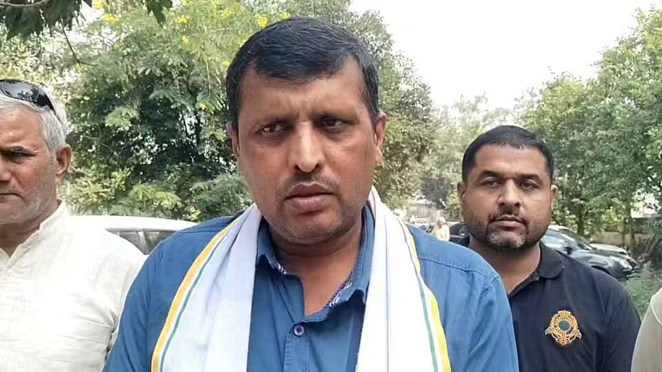 बिजली विभाग के कर्मचारियों की हड़ताल तीन दिन पूरा हरियाणा बिजली रहेगी बंद बिजली कर्मचारियों ने जनता को साथ देने के लिए किया आह्वान आज नहीं जागे तो कल होगा नुकसान प्राइवेट कंपनियां मनमर्जी से वसूल करेंगे पैसे अभी से जागरूक होना जरूरी रिटायर्ड कर्मचारी संघ नेता मदन लाल रावल